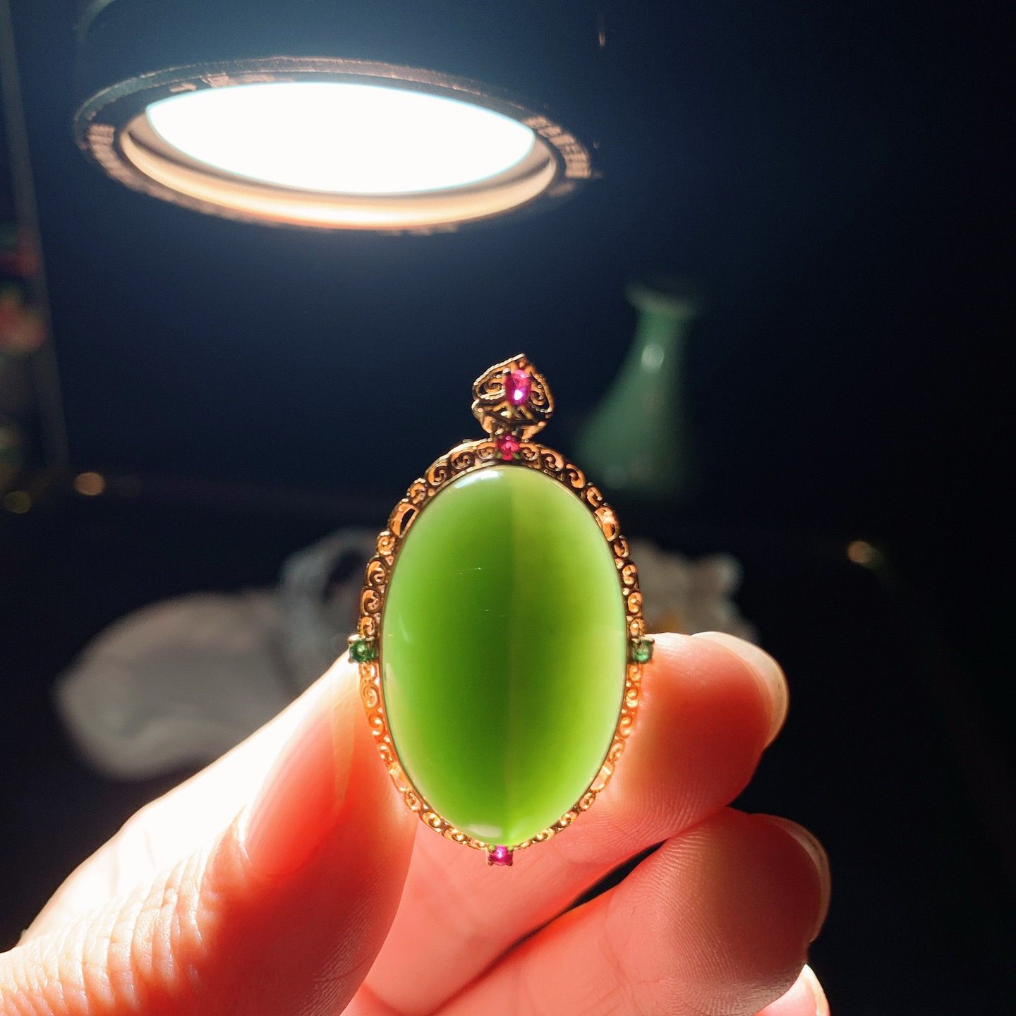 和田玉阳绿18k金俄罗斯碧玉蛋面挂件 尺寸30/21/11重7.8克。玉质细腻油润。手推出油。佩戴高端典雅。lt260319