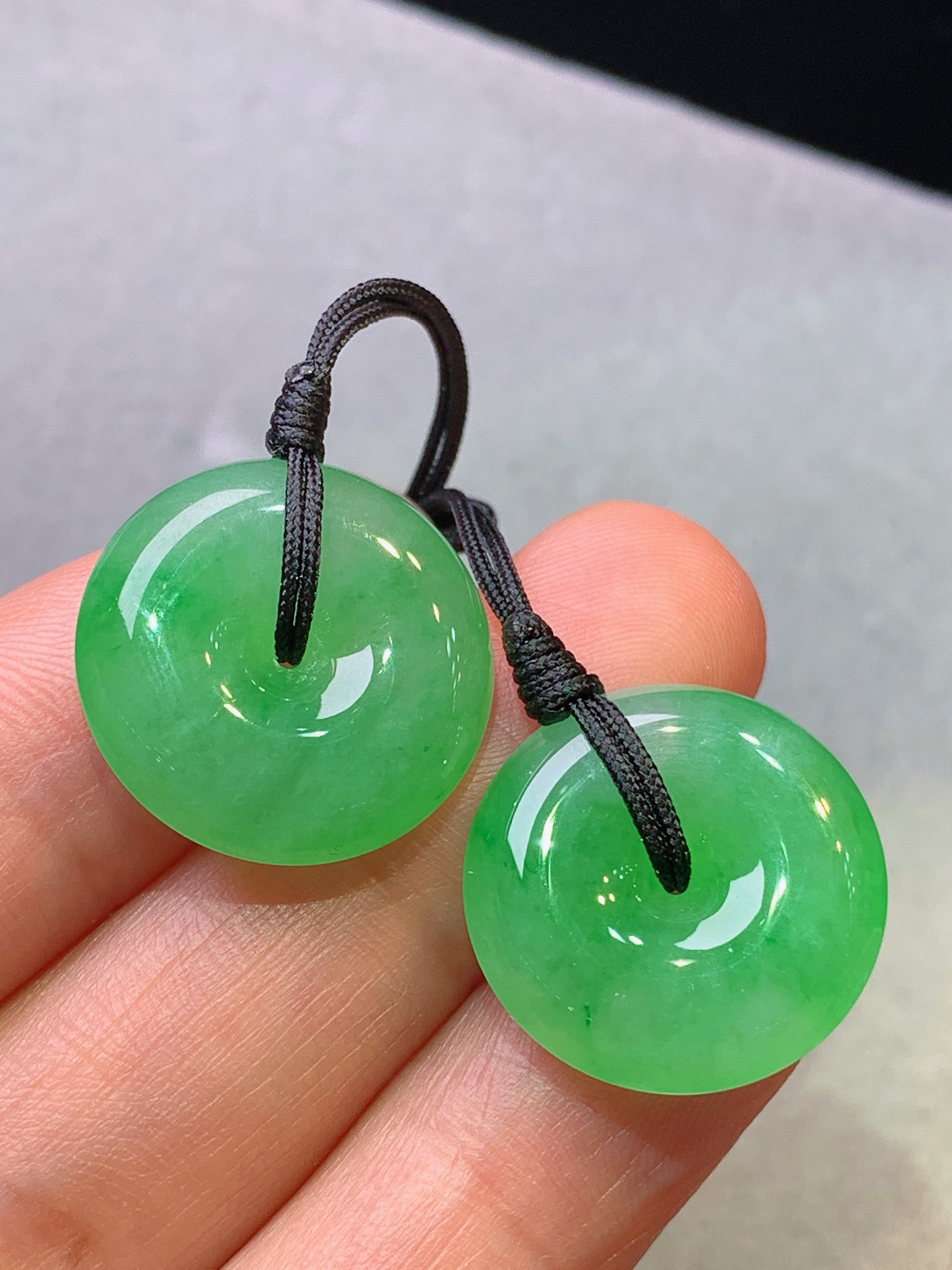 翠绿平安扣吊坠 玉质细腻 色泽艳丽清新 水润亮眼 整体尺寸18*5.5g1