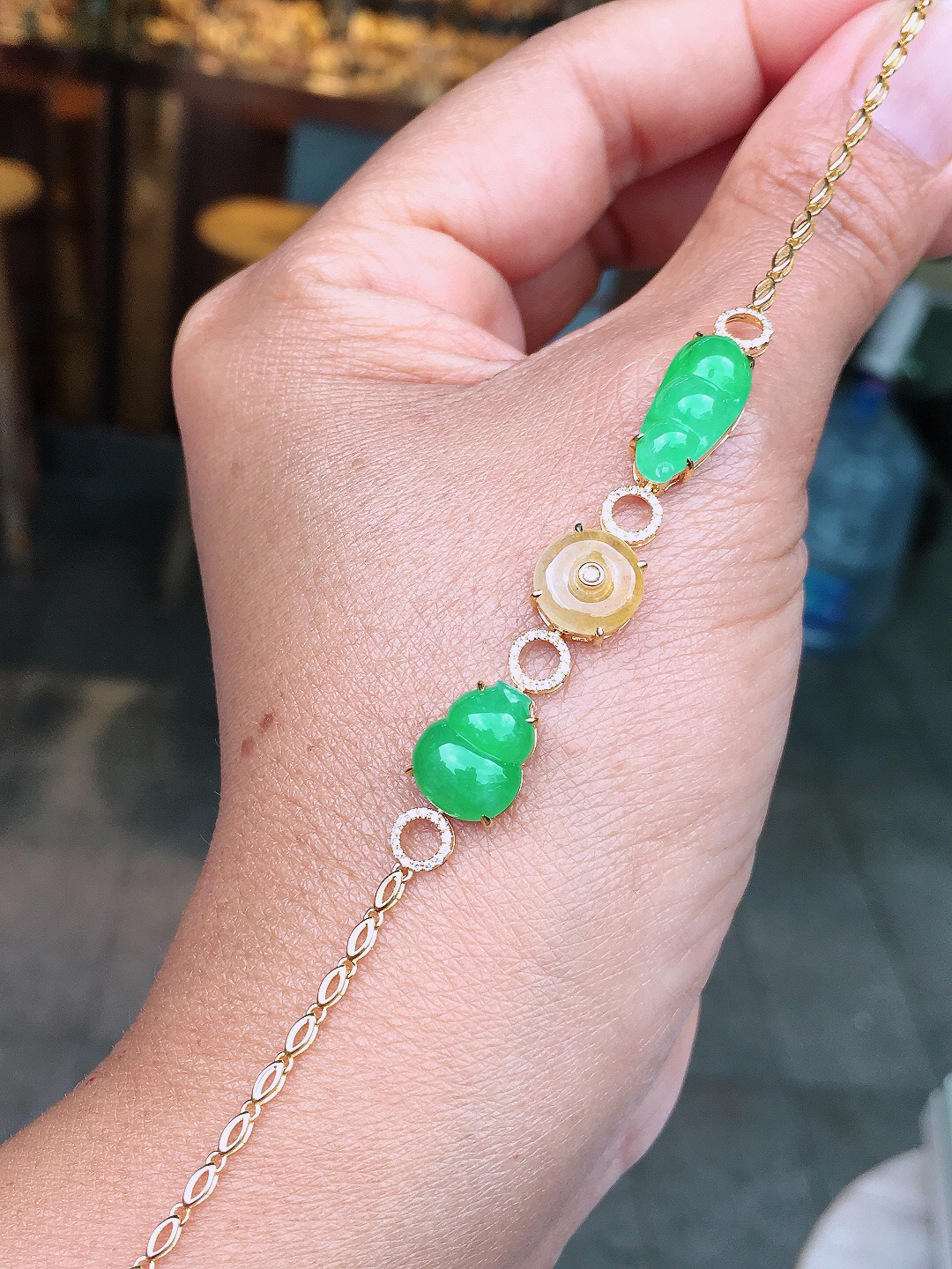 （黄+绿）三合一手链，色泽均匀艳丽，玉质细腻，荧光感超
强，饱满圆润，尽显优雅气质，18k
金豪华镶