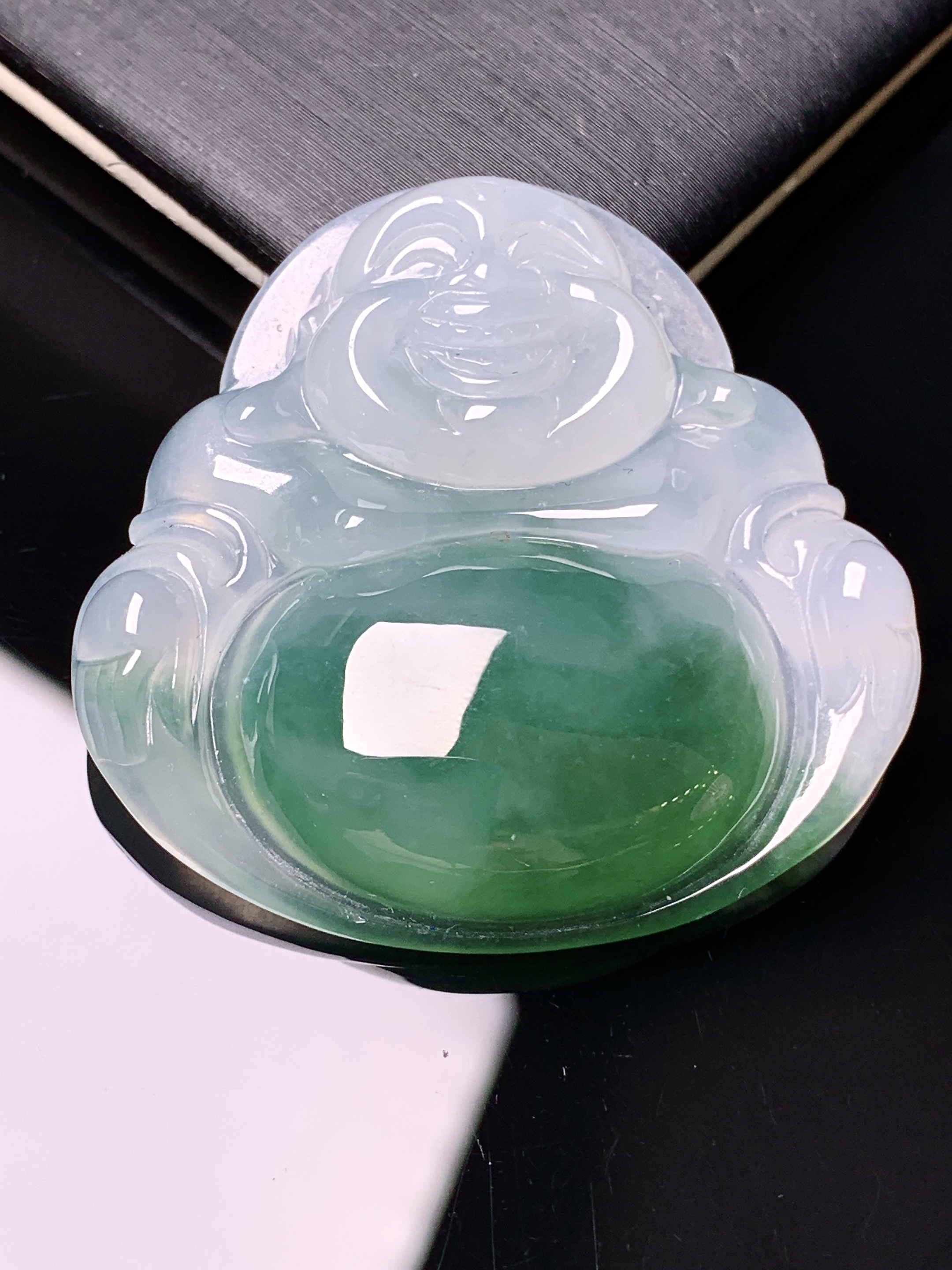 飘绿佛公吊坠 玉质细腻 色泽艳丽清新 水润亮眼 整体尺寸35.8*37.5*8.5x1