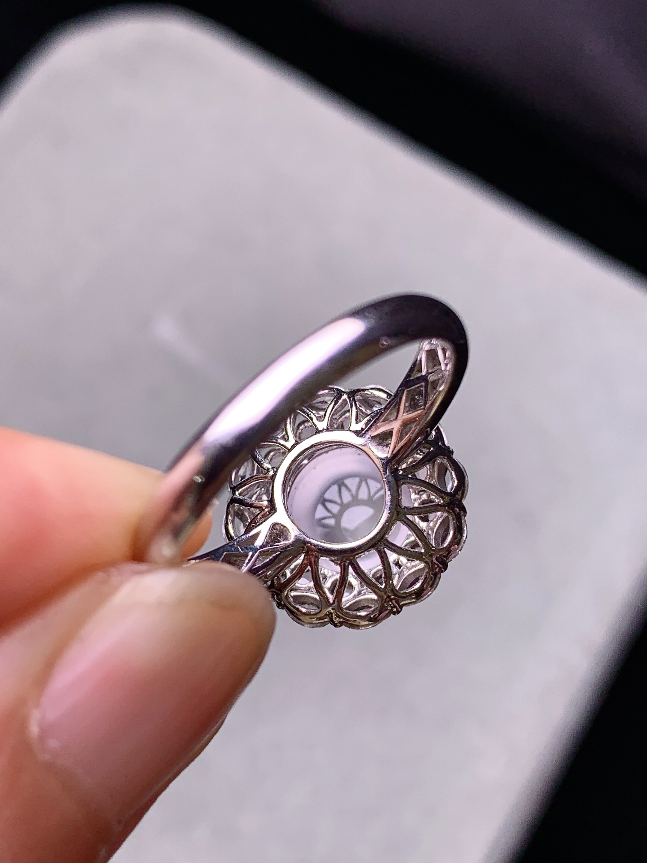 18k金钻镶嵌冰种蛋面戒指 玉质细腻 色泽艳丽清新 水润亮眼 圈口14 整体尺寸14.2*10.8a1