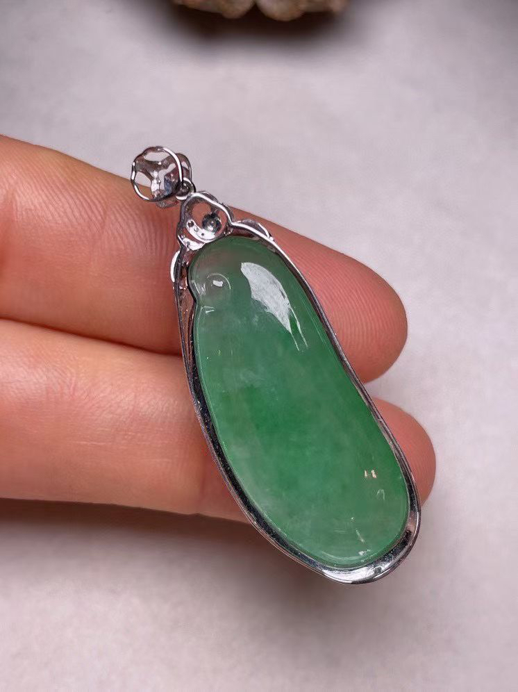 冰糯种飘绿福瓜吊坠、真金真钻镶嵌，种水好，玉质细腻 .裸石尺寸 31.5*13.3