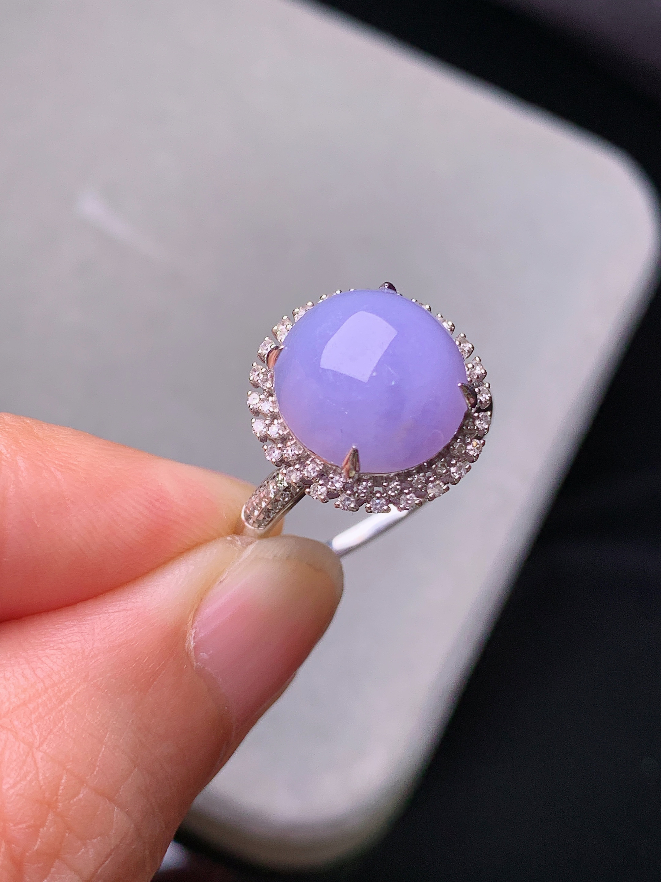 18k金钻镶嵌紫罗兰蛋面戒指 玉质细腻 色泽艳丽清新 水润亮眼 圈口13 整体尺寸14.6*14*1