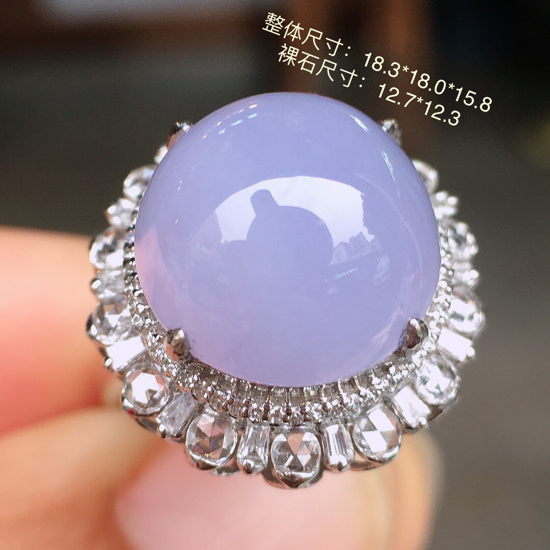 紫罗兰蛋面戒指/吊坠两用款，色泽均匀艳丽，玉质细腻，荧光感超
强，饱满圆润，尽显优雅气质，18k
金豪华镶嵌