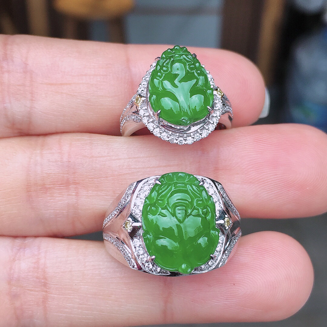 阳绿貔貅情侣戒指，色泽均匀艳丽，玉质细腻，荧光感超
强，饱满圆润，尽显优雅气质，18k
金豪华镶嵌