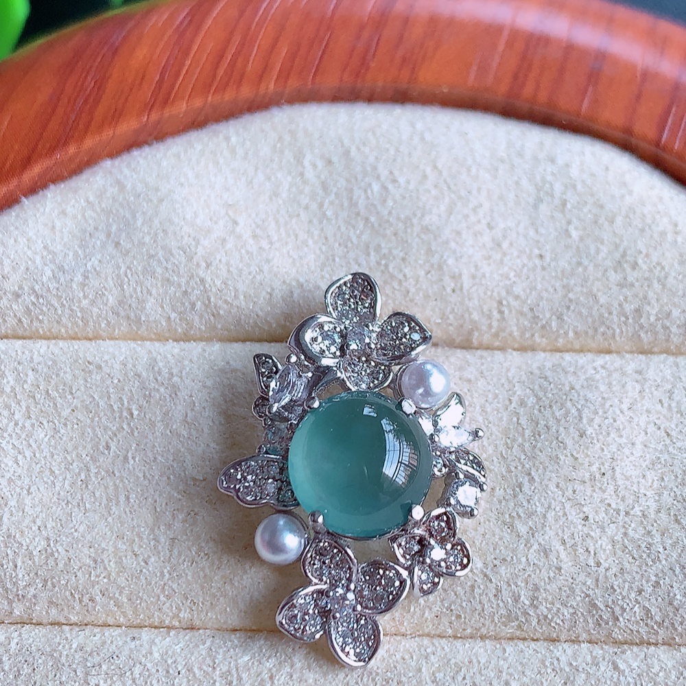 冰晴水蛋面翡翠吊坠，质地细腻，清秀高雅，饱满圆润  款式大方经典，颜色鲜艳，沁人心脾，高质量精品   W502.18  整体尺寸：24-16-6.5mm   裸石尺寸：8.5mm