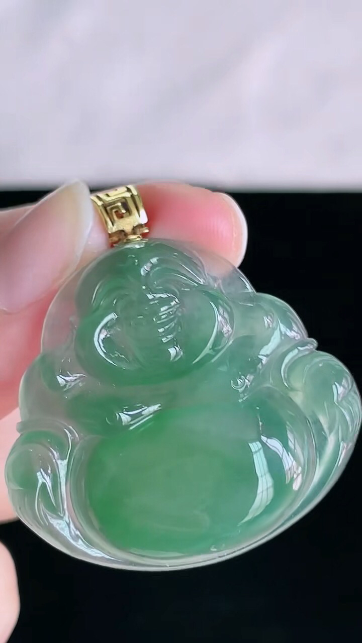 【翡翠名称】老坑种冰绿佛公翡翠吊坠
【翡翠尺寸】裸石30.8/34.2/6.2mm
【翡翠描述】宝贝种老水足，玉质细腻，色泽靓丽，性价比高，佩戴效果好！
【其它赠送】权威证书/精美挂绳盒子/支持全国复检