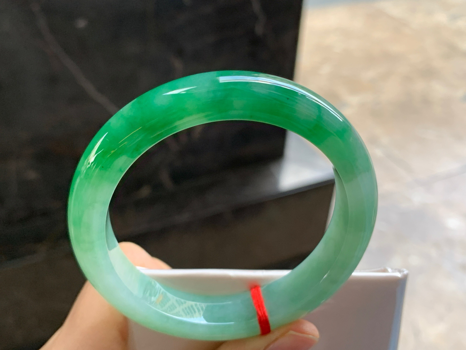 56-11.7-8.6

辣绿色手镯^_^鲜艳 玉质温润