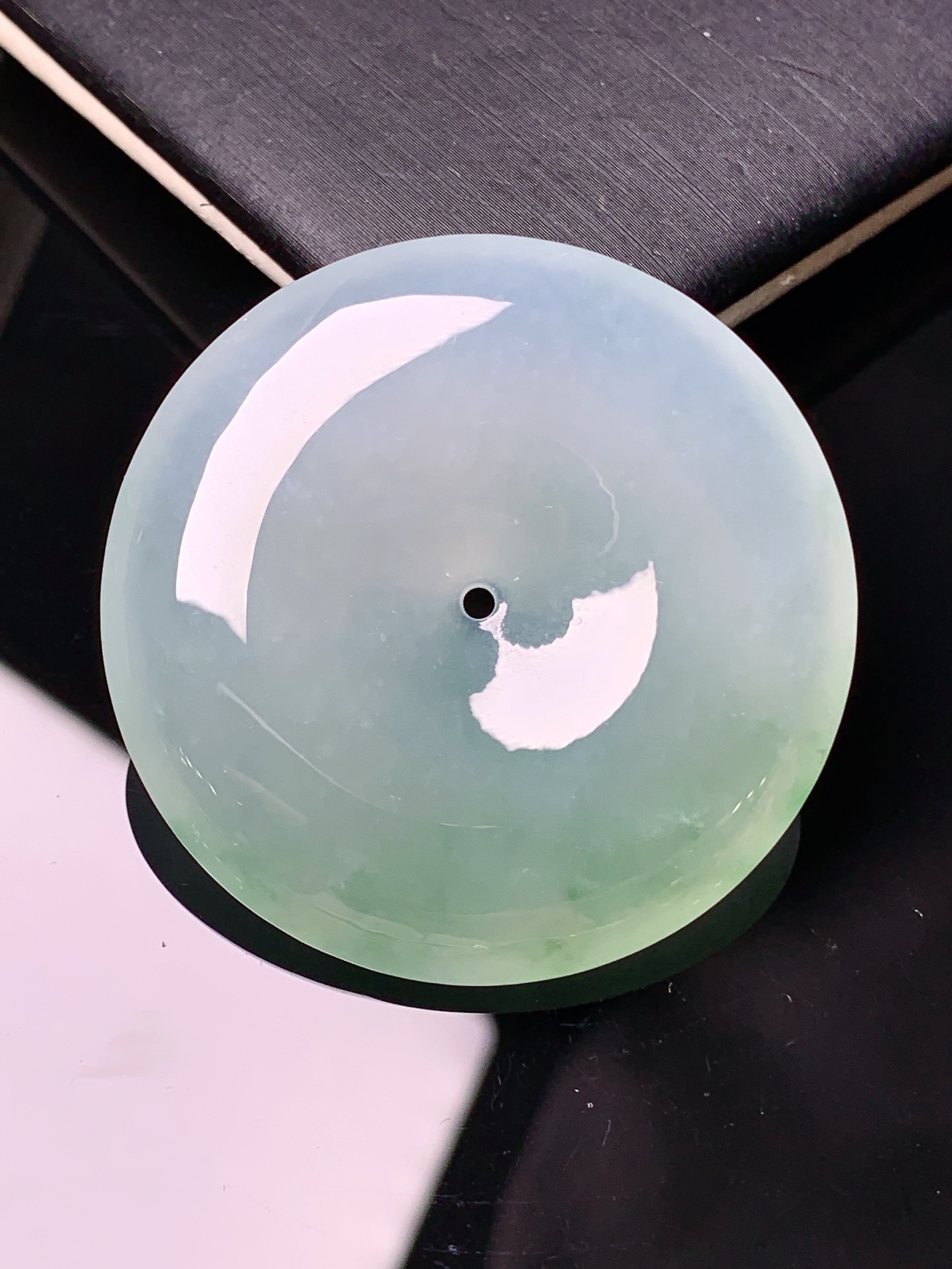 冰种飘绿平安扣吊坠 玉质细腻 色泽艳丽清新 水润亮眼 整体尺寸38.8*7.2a2