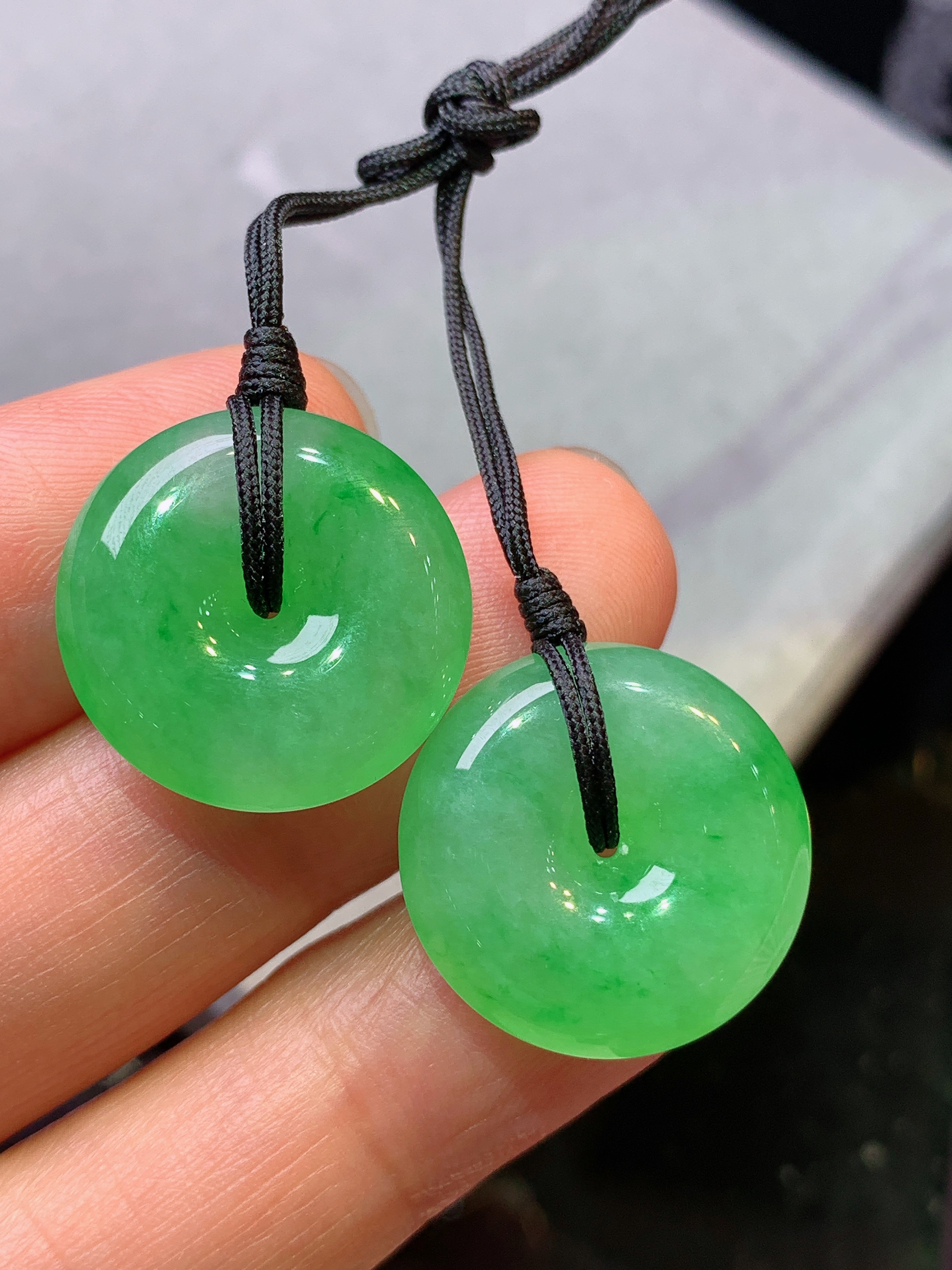 翠绿平安扣吊坠 玉质细腻 色泽艳丽清新 水润亮眼 整体尺寸18*5.5g1