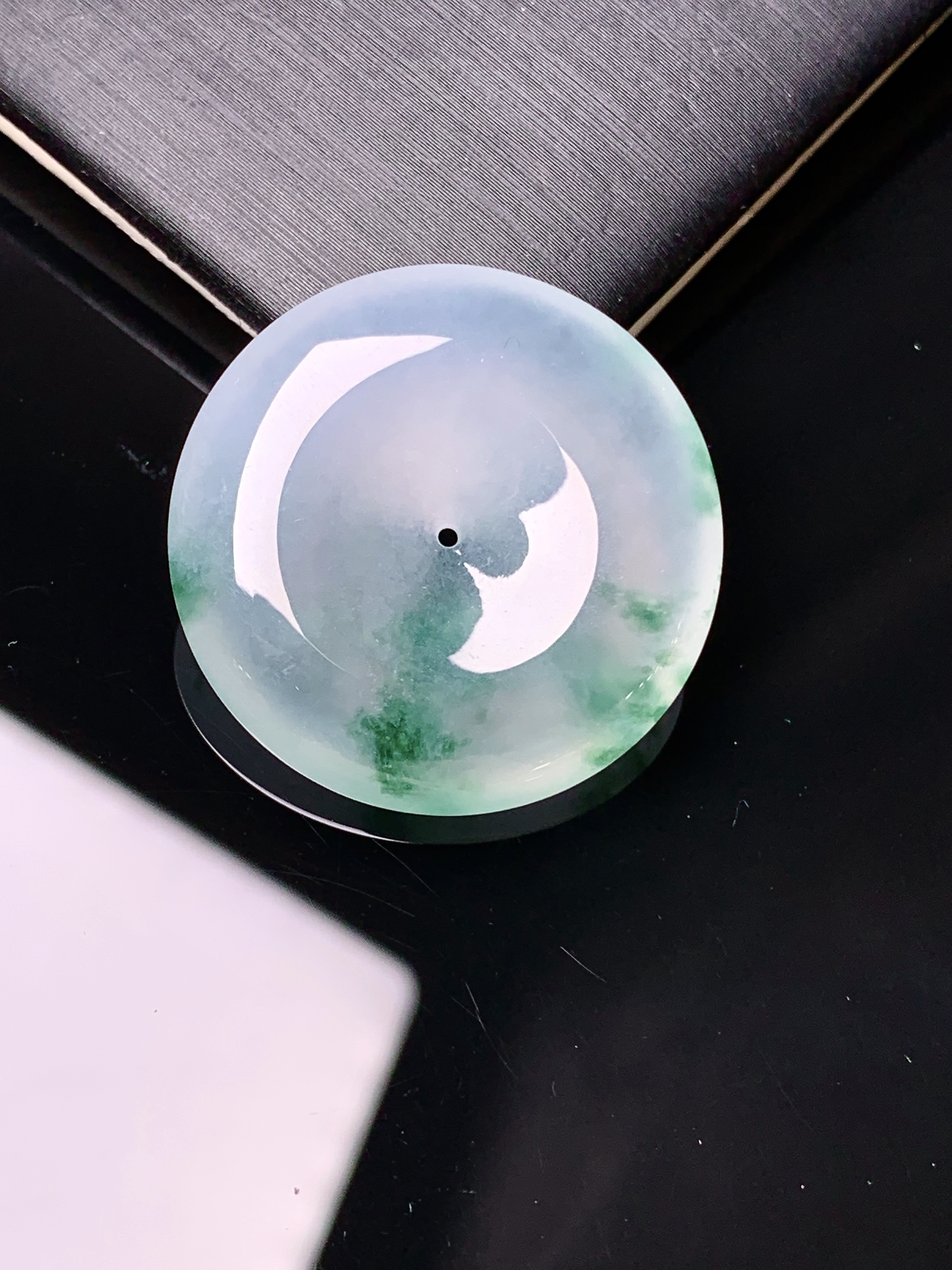 冰种飘绿平安扣吊坠 玉质细腻 色泽艳丽清新 水润亮眼 整体尺寸26.5*6x1