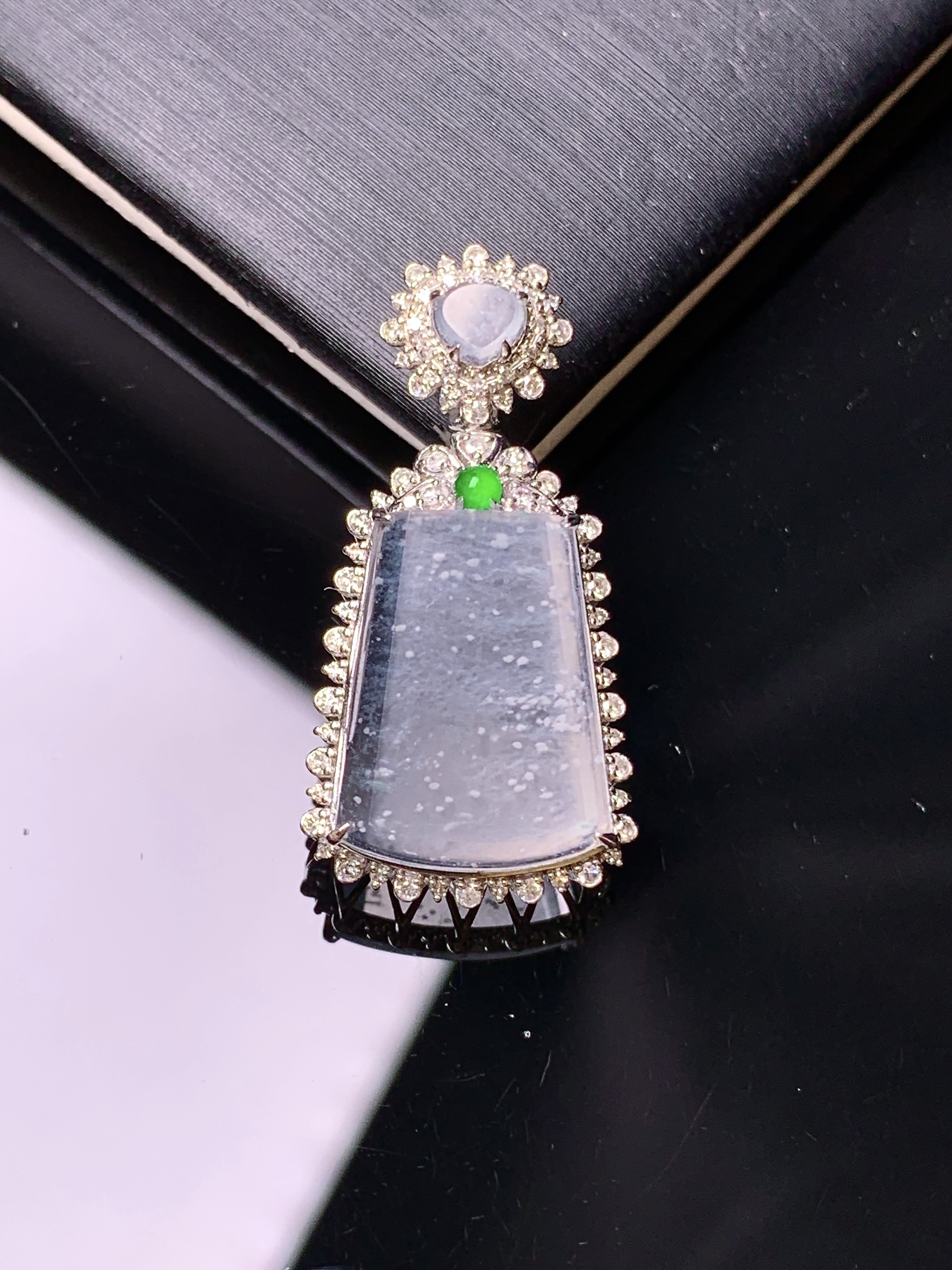 18k金钻镶嵌冰种雪花棉无事牌吊坠 玉质细腻 色泽艳丽清新 水润亮眼 整体尺寸28.2*14.3*7.3y4