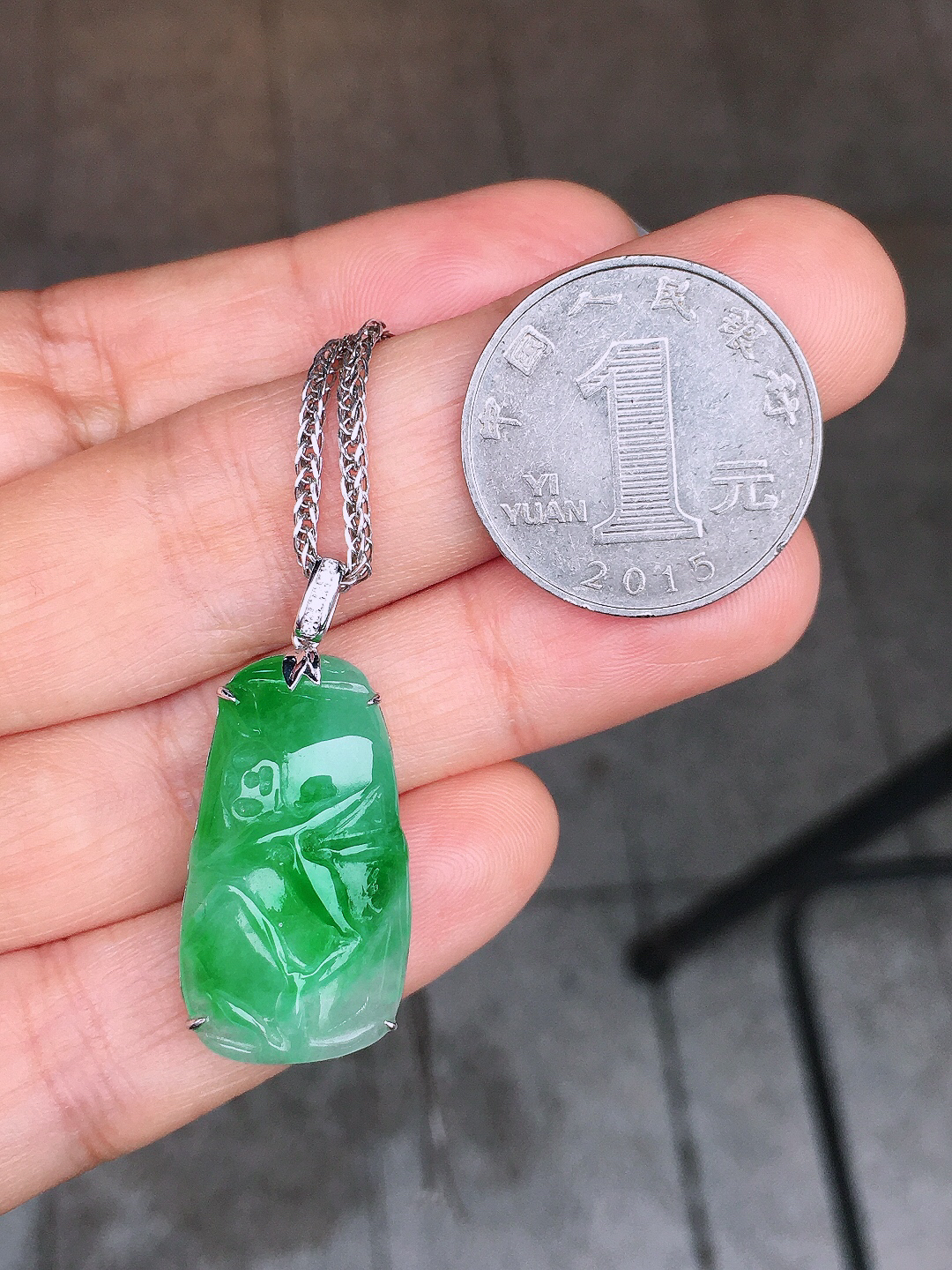 阳绿【节节高升】吊坠，色泽艳丽，玉质细腻，荧光感超
强，饱满圆润，尽显优雅气质，18k
金豪华镶嵌