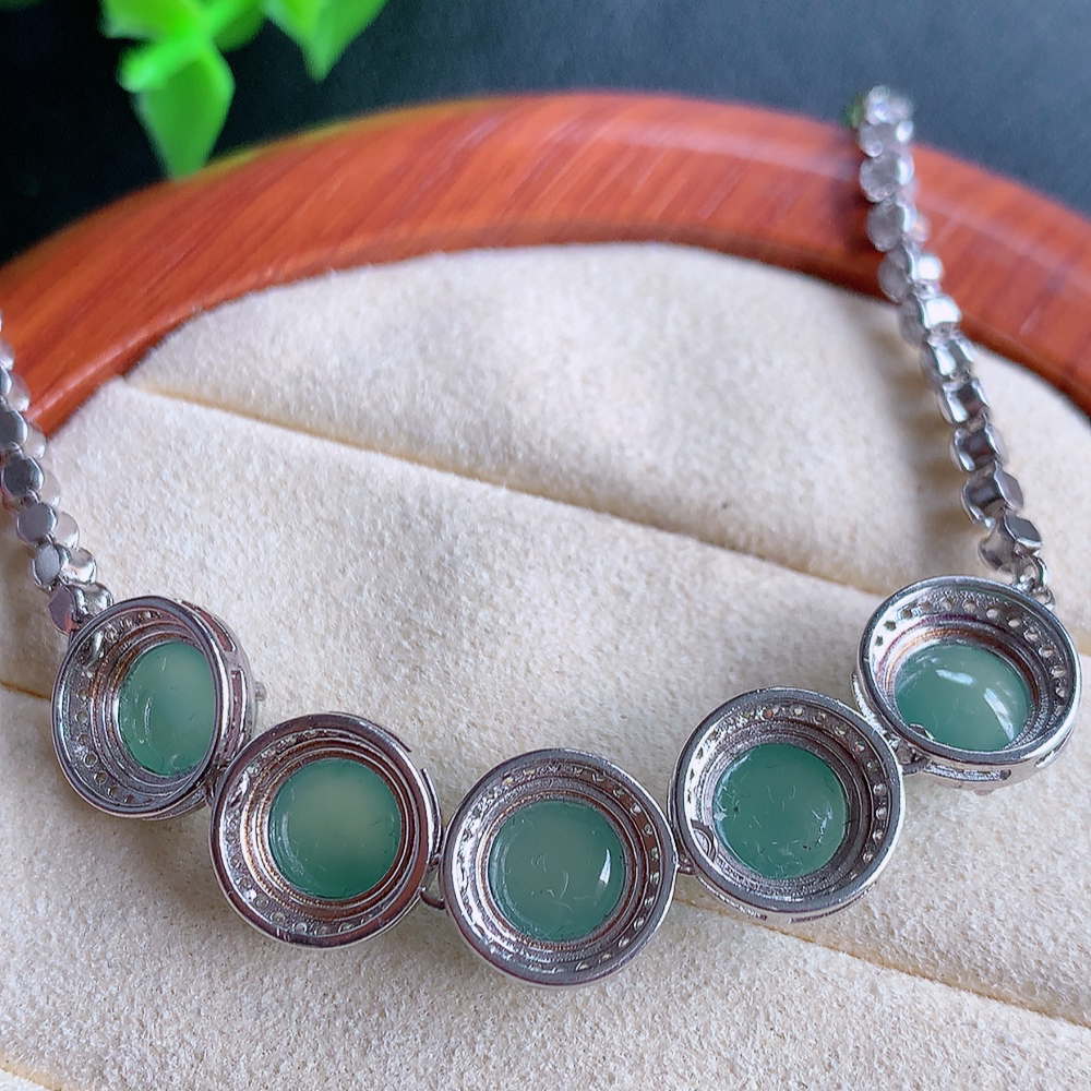 冰晴水翡翠蛋面手链，水水润润，珠圆玉润，颜色鲜艳，妙明清净，清秀高雅，佩戴效果优雅迷人！性价比超值 W815.18  取一尺寸：10.5-6.5mm    裸石尺寸：8mm