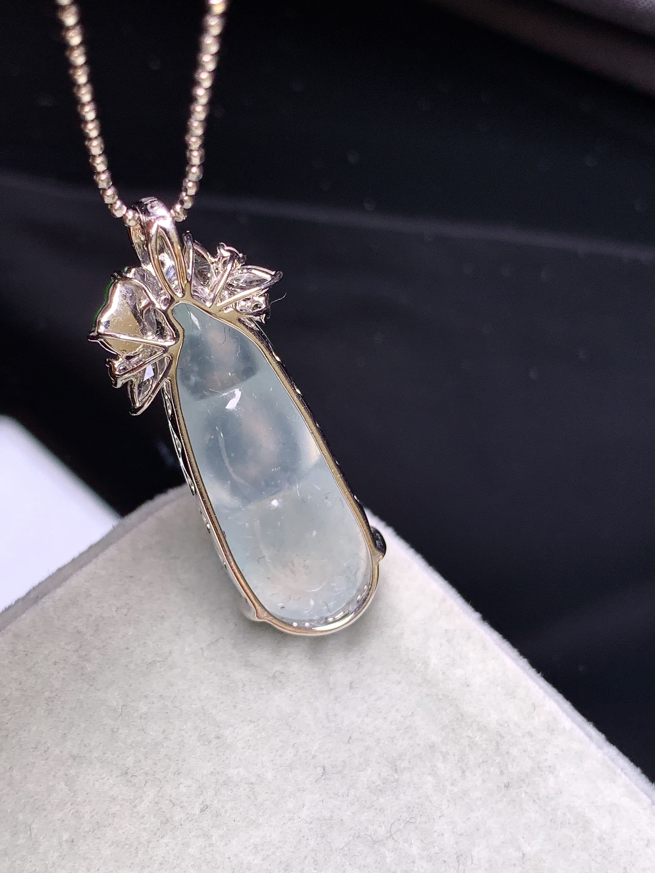 18k金钻镶嵌冰种四季豆吊坠 玉质细腻 色泽艳丽清新 水润亮眼 整体尺寸30.3*9.8*8c2