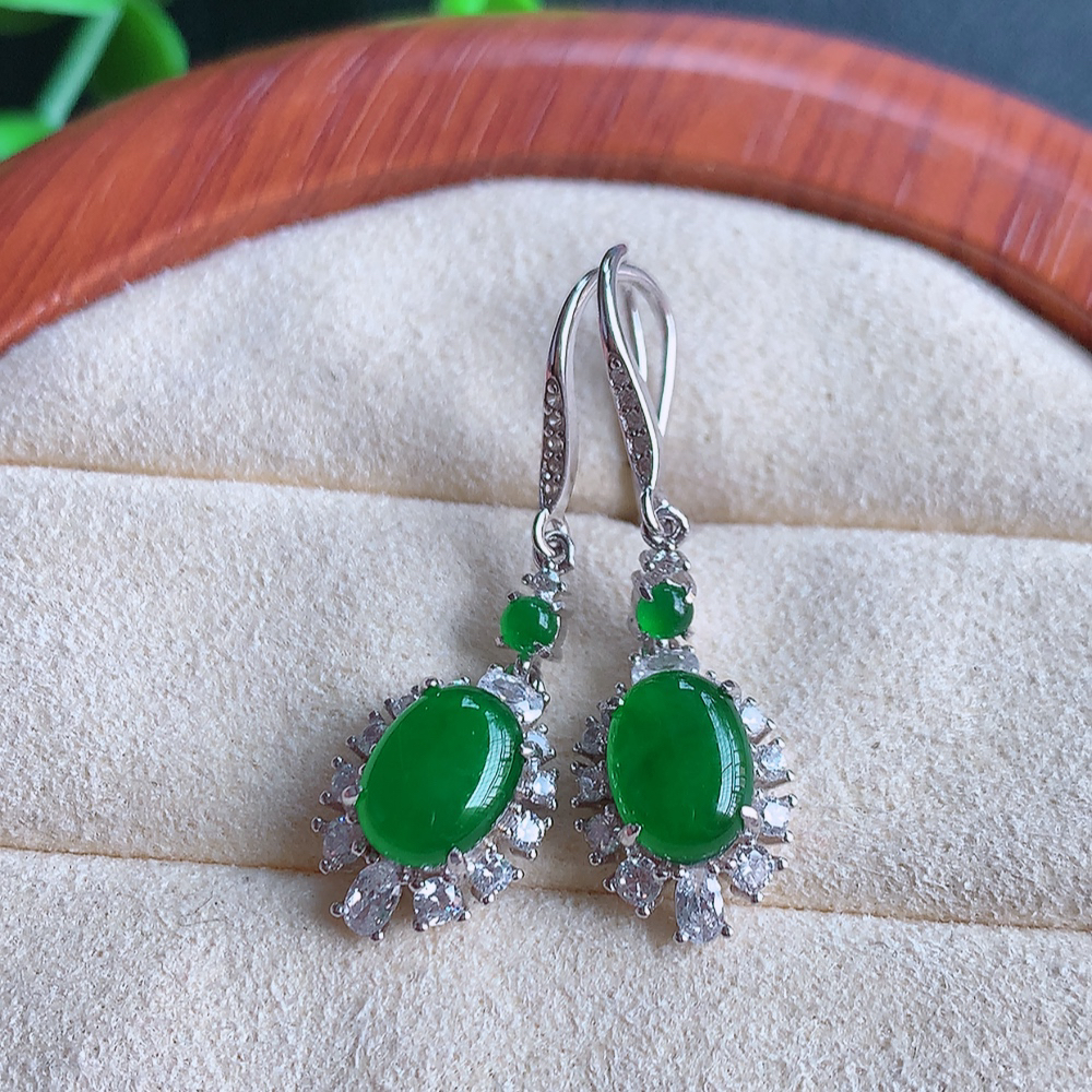 冰润满绿翡翠925银镶嵌耳钉，自然光实拍，翠色灵动，颜色漂亮，种老水足，品相佳，佩戴佳品！W502.18  取一整体尺寸：19-9.5-5.5mm  裸石尺寸：8-6mm