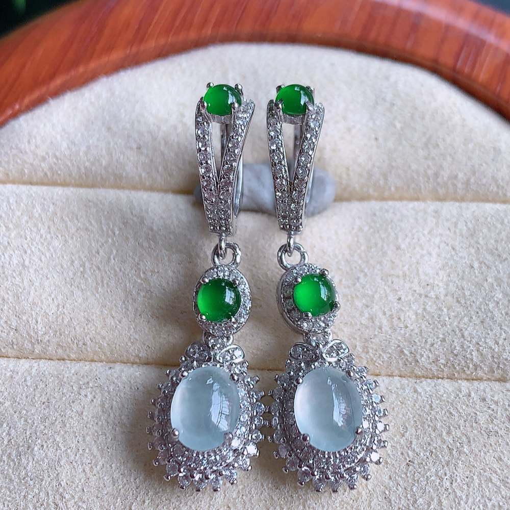 冰润翡翠925银镶嵌耳钉，自然光实拍，翠色灵动，颜色漂亮，种老水足，品相佳，佩戴佳品！W502.18  取一整体尺寸：22-10.5-7.3mm  裸石尺寸：7.5-5.8mm