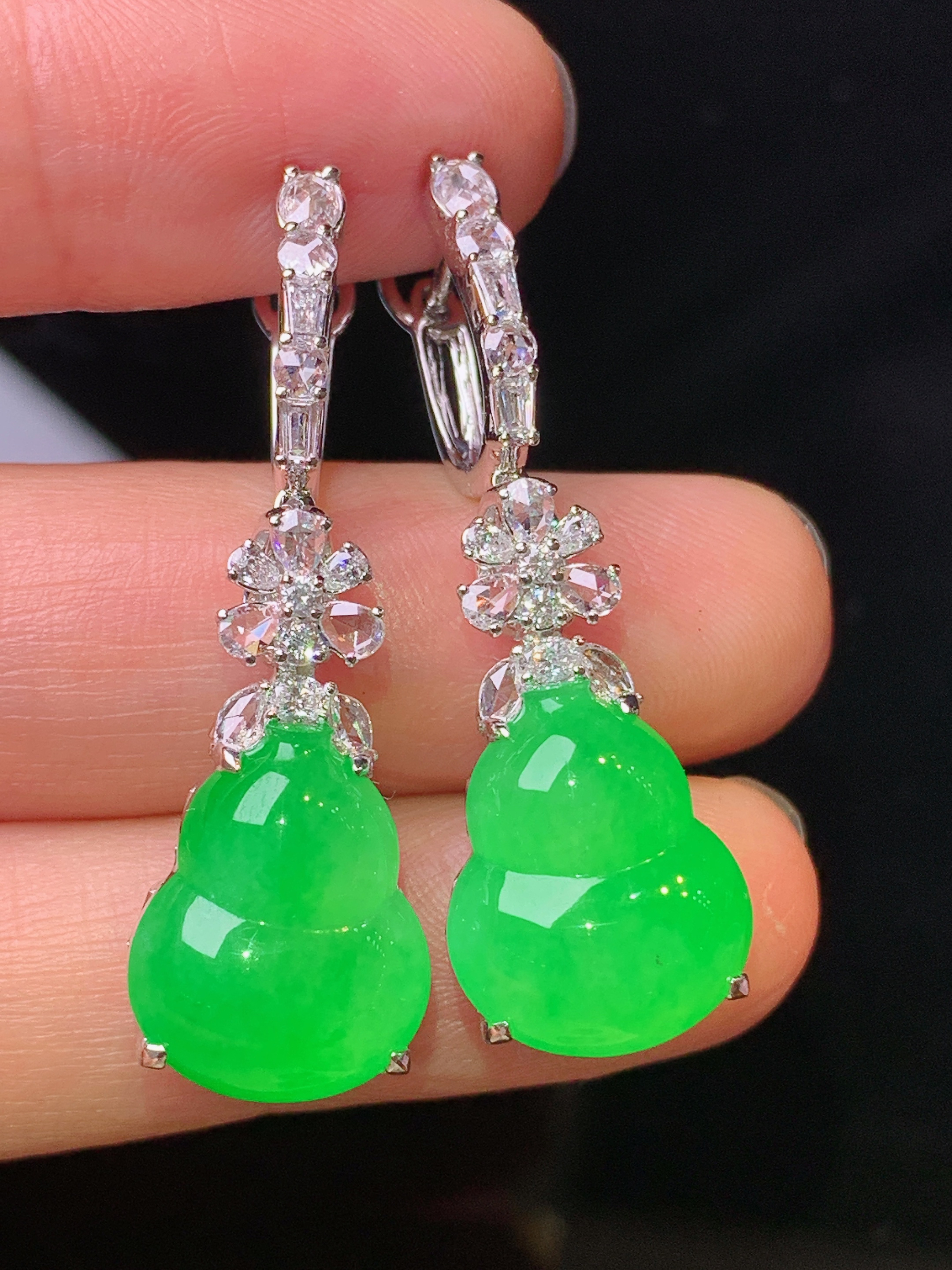 18k金钻镶嵌翠绿葫芦耳坠吊坠两用款 玉质细腻 色泽艳丽清新 水润亮眼 整体尺寸38.6*11.8*