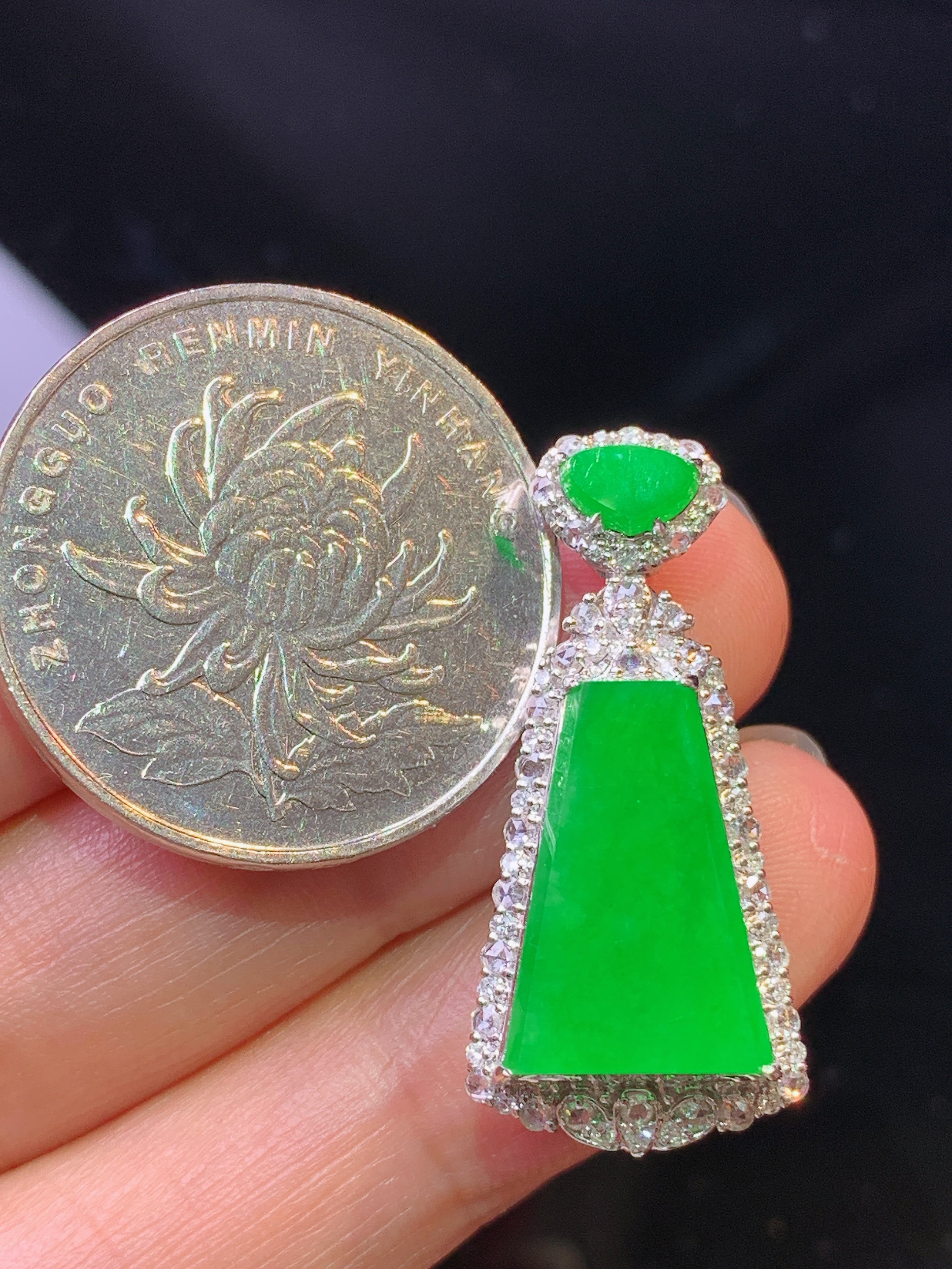 18k金钻镶嵌满绿无事牌吊坠 玉质细腻 色泽艳丽清新 水润亮眼 整体尺寸30.2*14*9.5h2