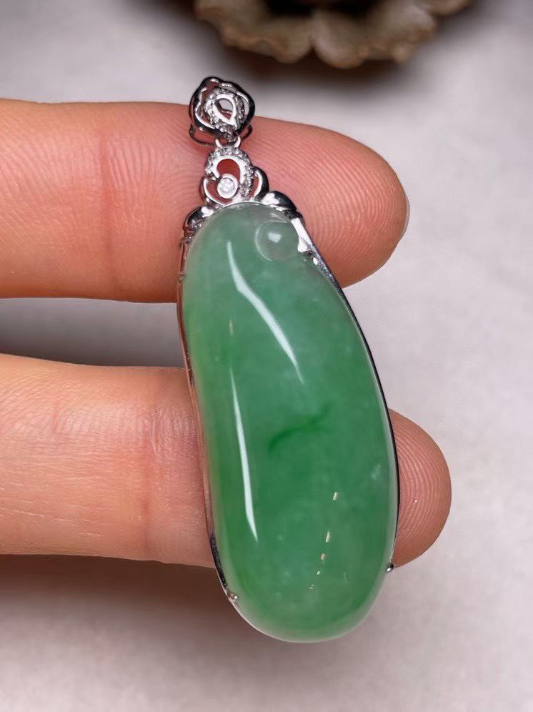 冰糯种飘绿福瓜吊坠、真金真钻镶嵌，种水好，玉质细腻 .裸石尺寸 31.5*13.3