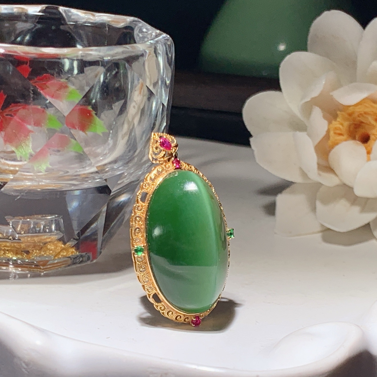 和田玉阳绿18k金俄罗斯碧玉蛋面挂件 尺寸30/21/11重7.8克。玉质细腻油润。手推出油。佩戴高端典雅。lt260319