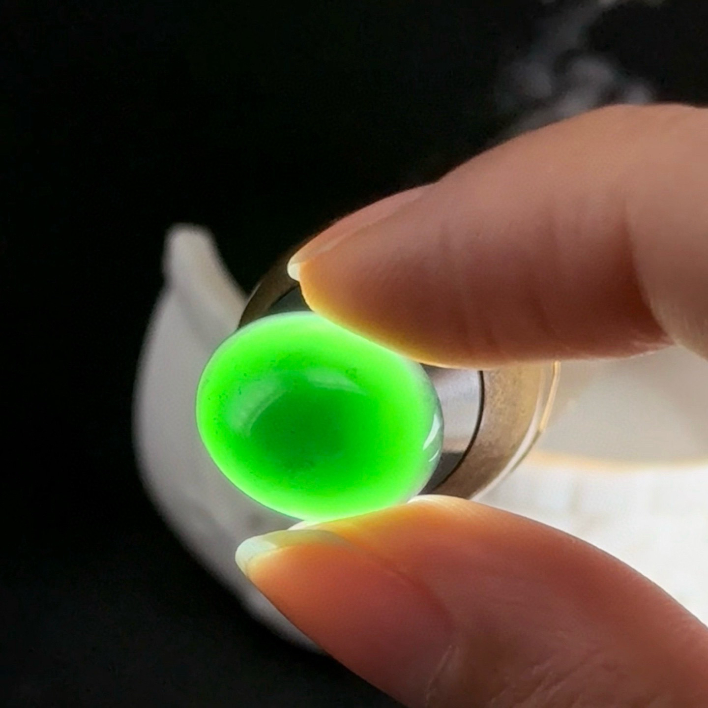 精品墨翠蛋面裸石 戒面 种好色正 黑度极好 打灯通透饱满大气 尺寸15.7