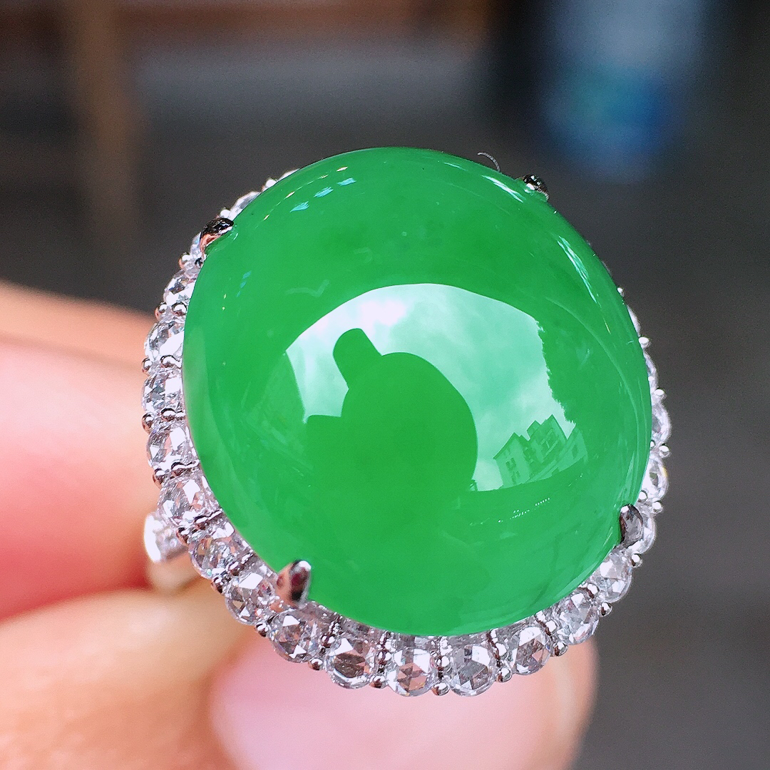 阳绿蛋面戒指，色泽均匀艳丽，玉质细腻，荧光感超
强，饱满圆润，尽显优雅气质，18k
金豪华镶嵌