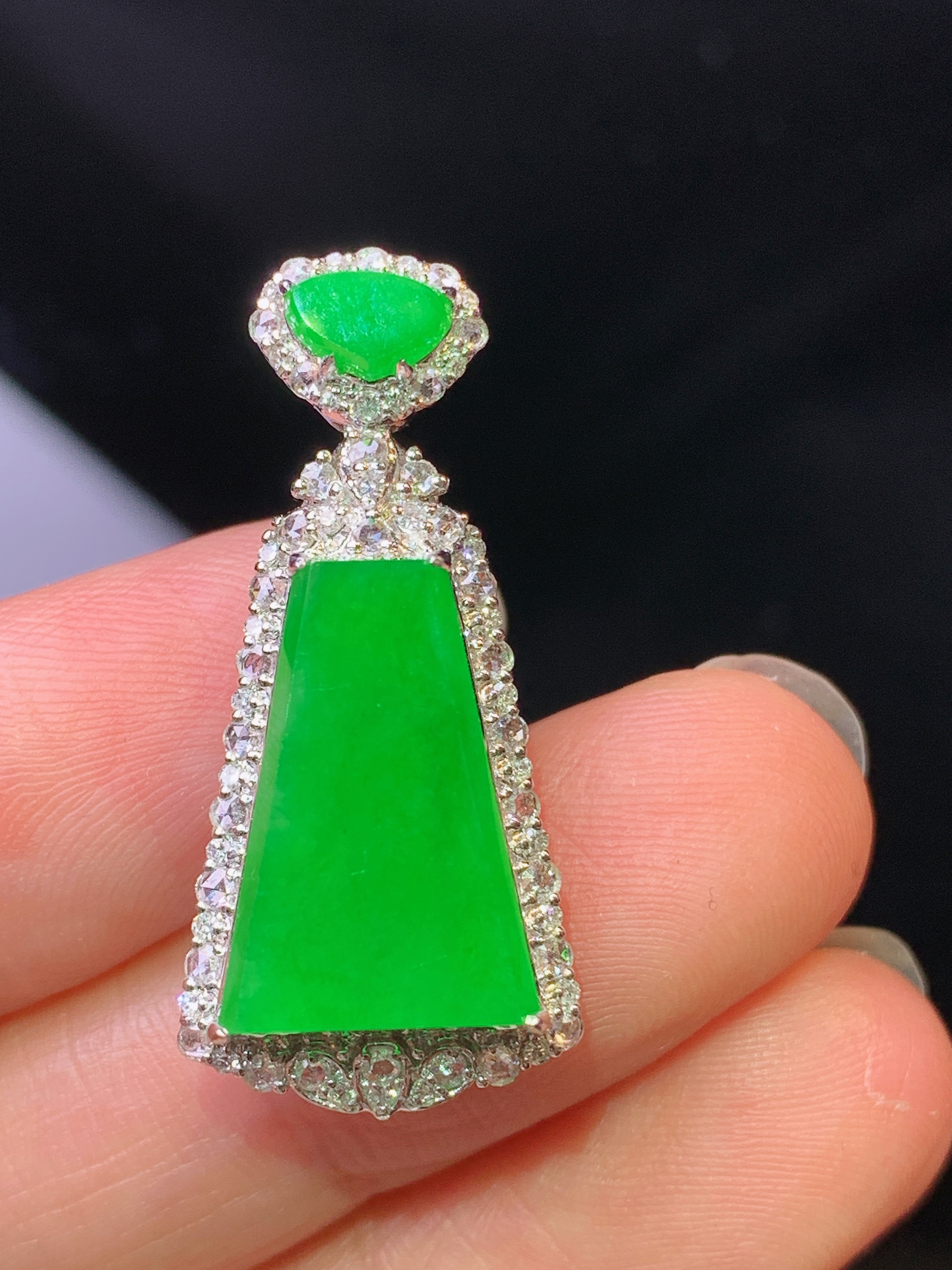 18k金钻镶嵌满绿无事牌吊坠 玉质细腻 色泽艳丽清新 水润亮眼 整体尺寸30.2*14*9.5h2