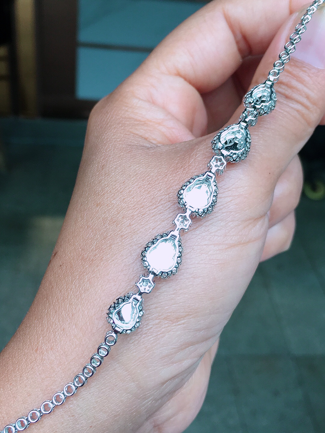 阳绿葫芦手链，色泽均匀艳丽，玉质细腻，荧光感超
强，饱满圆润，尽显优雅气质，18k
金豪华镶嵌