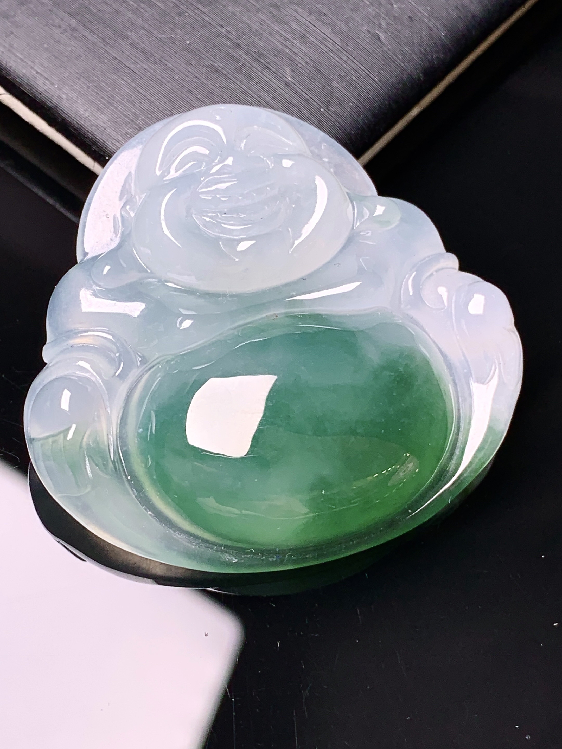 飘绿佛公吊坠 玉质细腻 色泽艳丽清新 水润亮眼 整体尺寸35.8*37.5*8.5x1