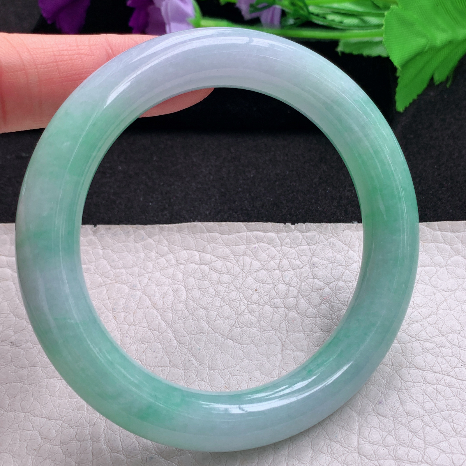 js实拍59*11.5*11美人镯 缅甸翡翠a货玉手镯精美淡春带彩圆条玉手环