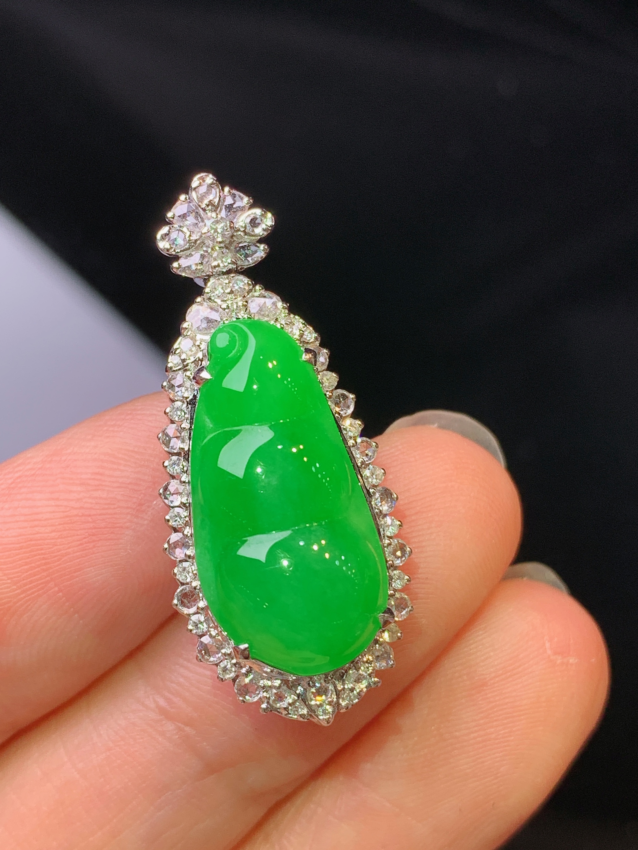 18k金钻镶嵌满绿四季豆吊坠 玉质细腻 色泽艳丽清新 水润亮眼 整体尺寸31.5*13.6*11h2