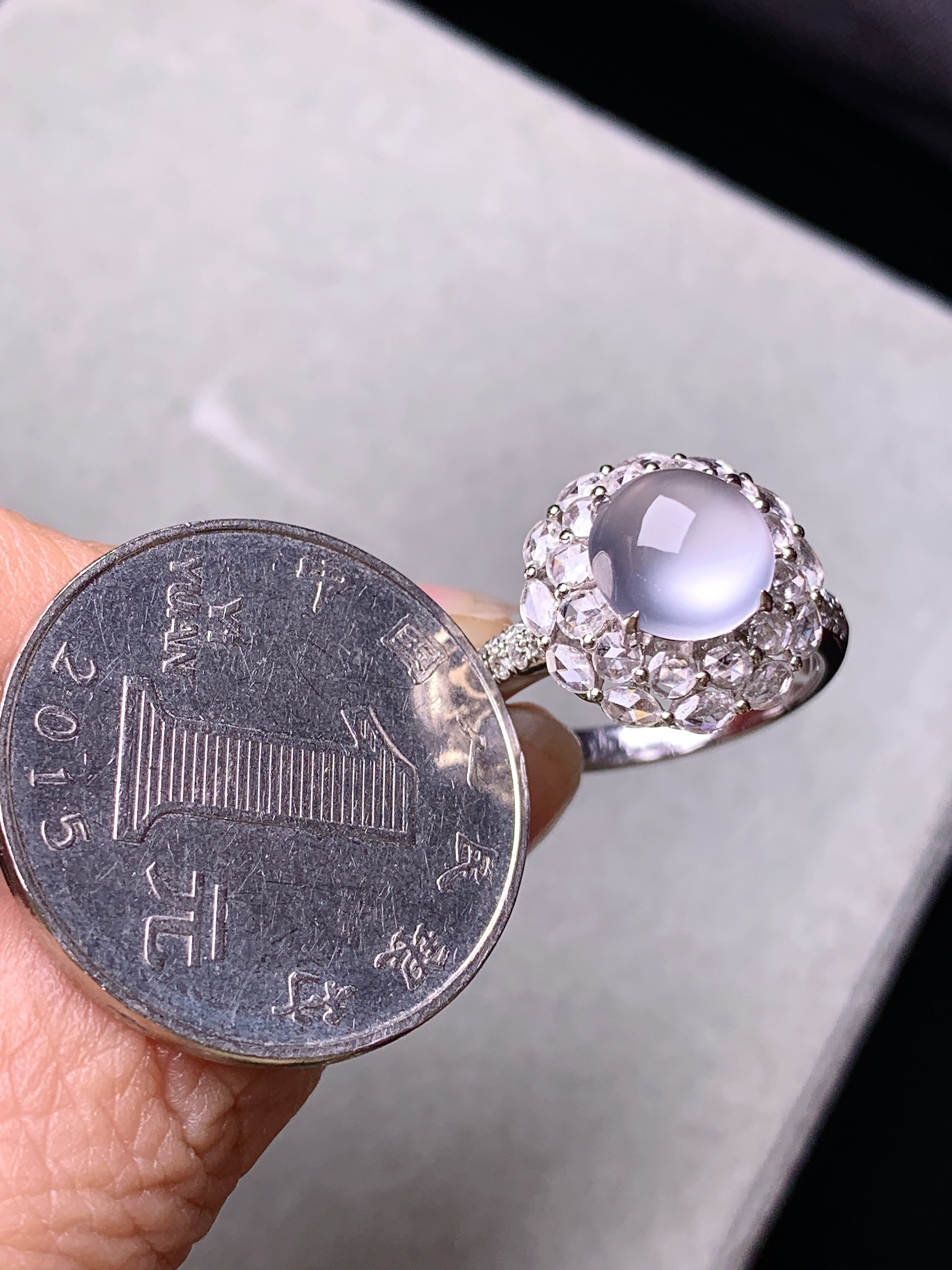 18k金钻镶嵌冰种蛋面戒指 玉质细腻 色泽艳丽清新 水润亮眼 圈口14 整体尺寸14.2*10.8a1