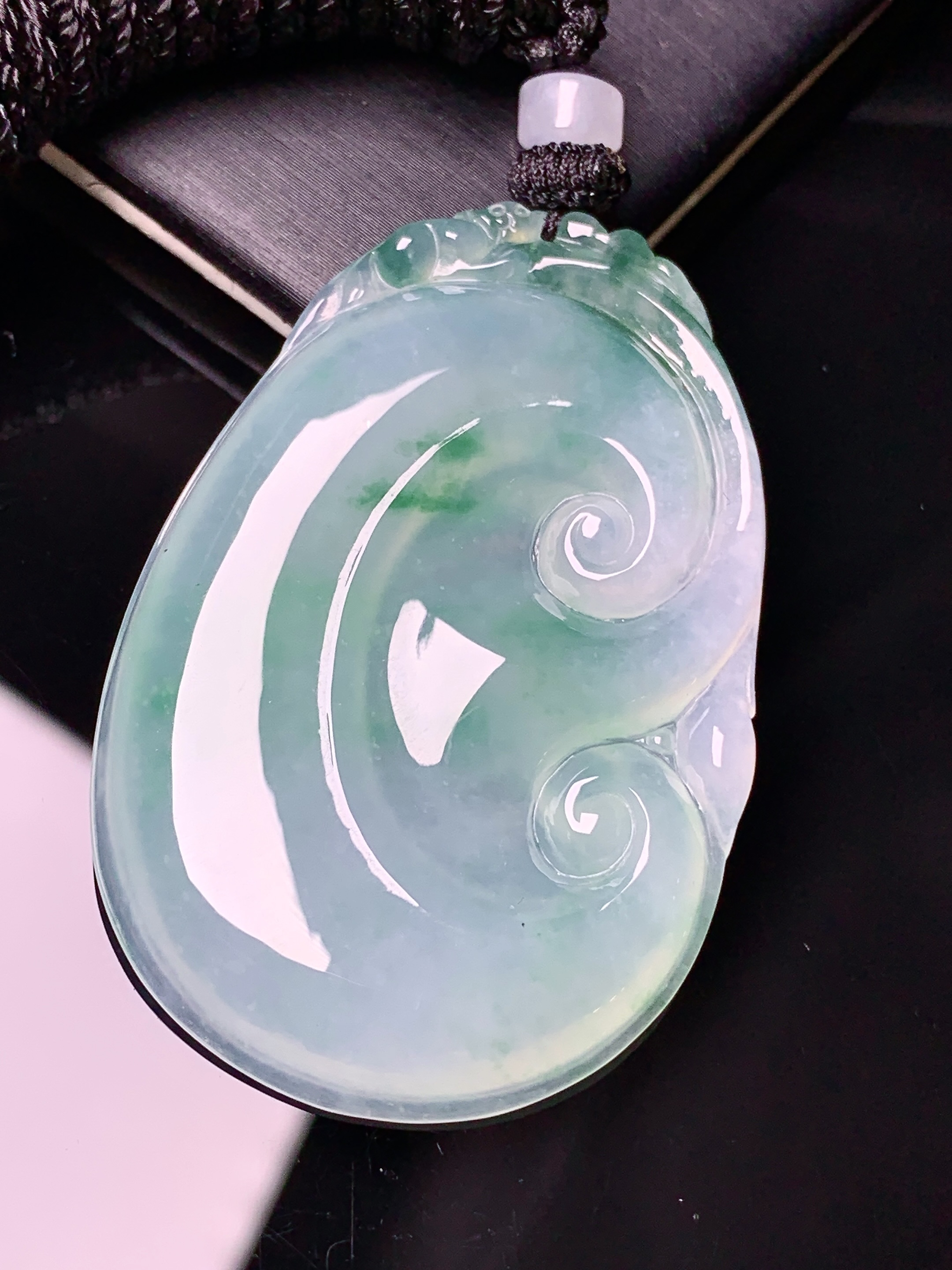 冰种飘绿如意吊坠 玉质细腻 色泽艳丽清新 水润亮眼 整体尺寸48*31.8*4.6x1