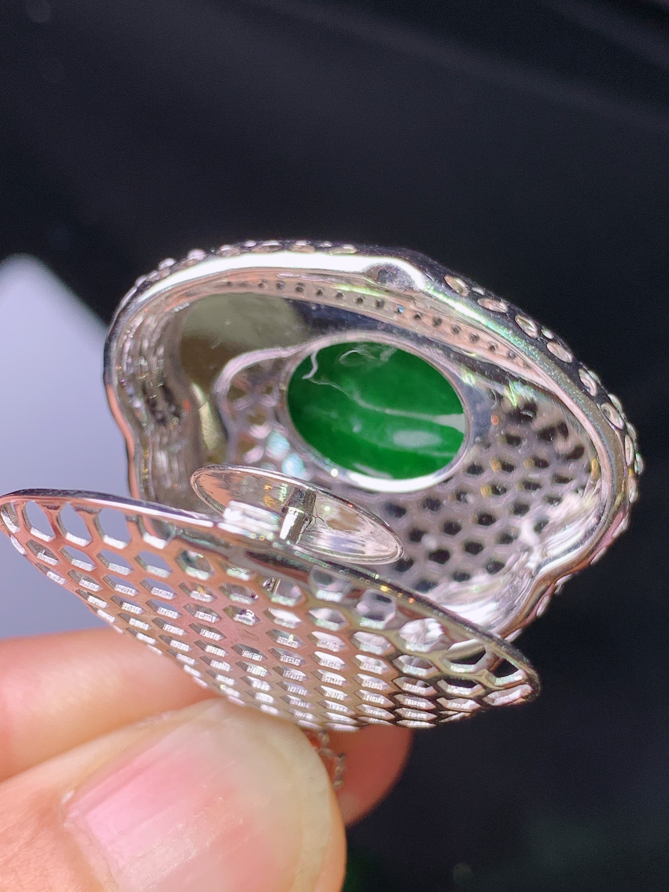 18k金钻镶嵌满绿佛公吊坠 玉质细腻 色泽艳丽清新 水润亮眼 整体尺寸33.5*29.5*10.2g1