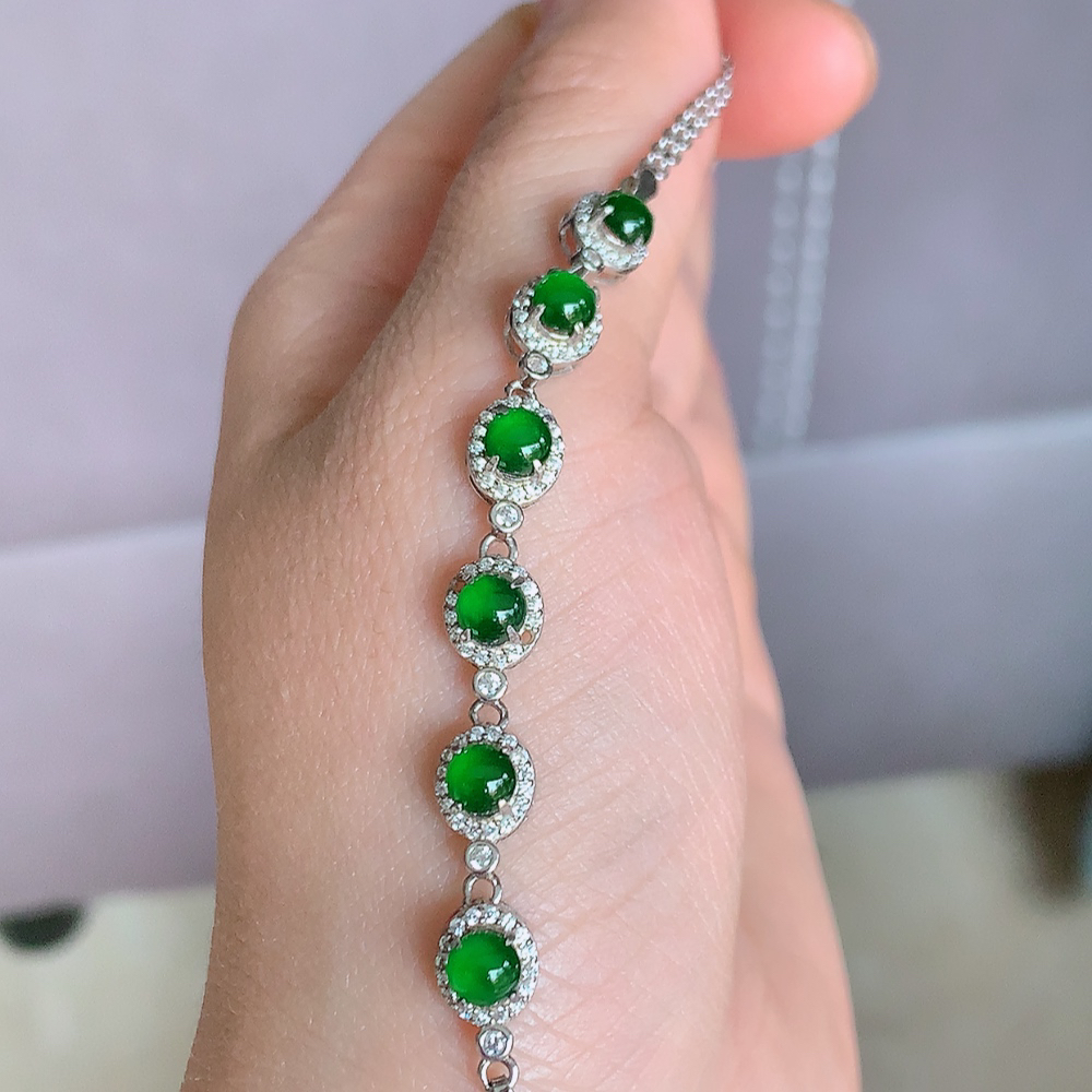 冰满绿翡翠蛋面手链，水水润润，珠圆玉润，颜色鲜艳，妙明清净，清秀高雅，佩戴效果优雅迷人！性价比超值 W502.18  取一尺寸：8-6.6-5.5mm    裸石尺寸：4.5mm