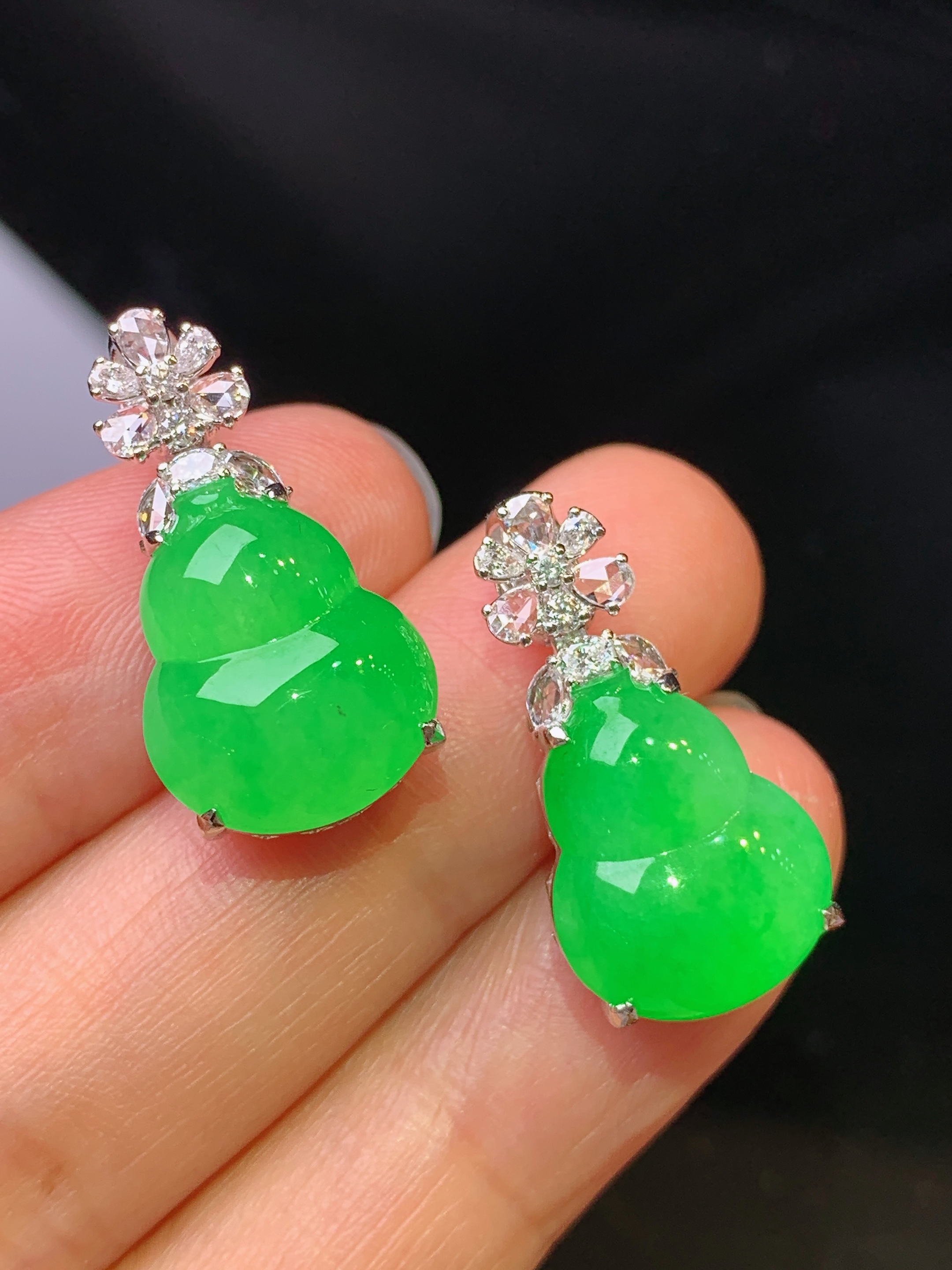 18k金钻镶嵌翠绿葫芦耳坠吊坠两用款 玉质细腻 色泽艳丽清新 水润亮眼 整体尺寸38.6*11.8*9.3h2