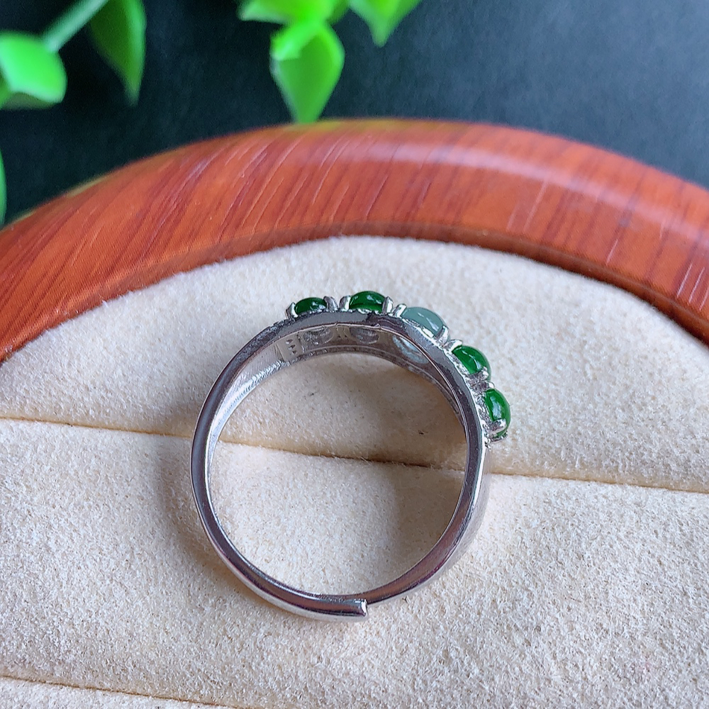 冰精美环形翡翠戒指  玉质细腻  冰清玉润  飘花灵动  颜色漂亮  W502.18   内径尺寸：18-7.3-3.8mm  裸石尺寸：4.5mm