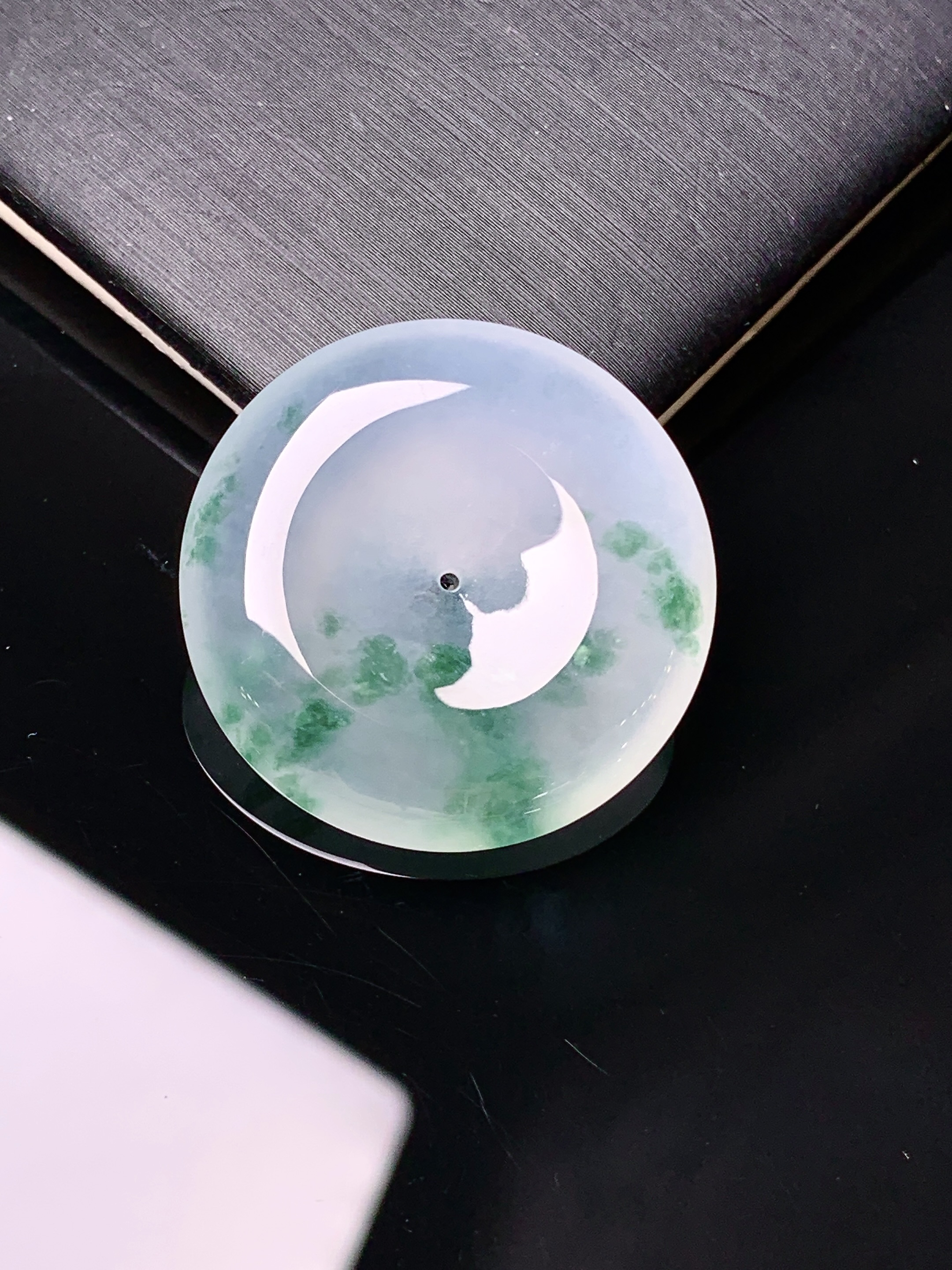 冰种飘绿平安扣吊坠 玉质细腻 色泽艳丽清新 水润亮眼 整体尺寸26.5*6x1