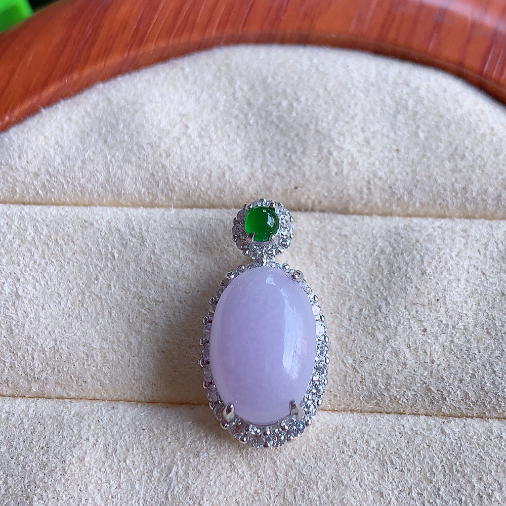 冰润紫罗兰蛋面翡翠吊坠，质地细腻，清秀高雅，饱满圆润  款式大方经典，颜色鲜艳，沁人心脾，高质量精品   W502.18  整体尺寸：21.5-11-8.3mm   裸石尺寸：12.8-8.8mm