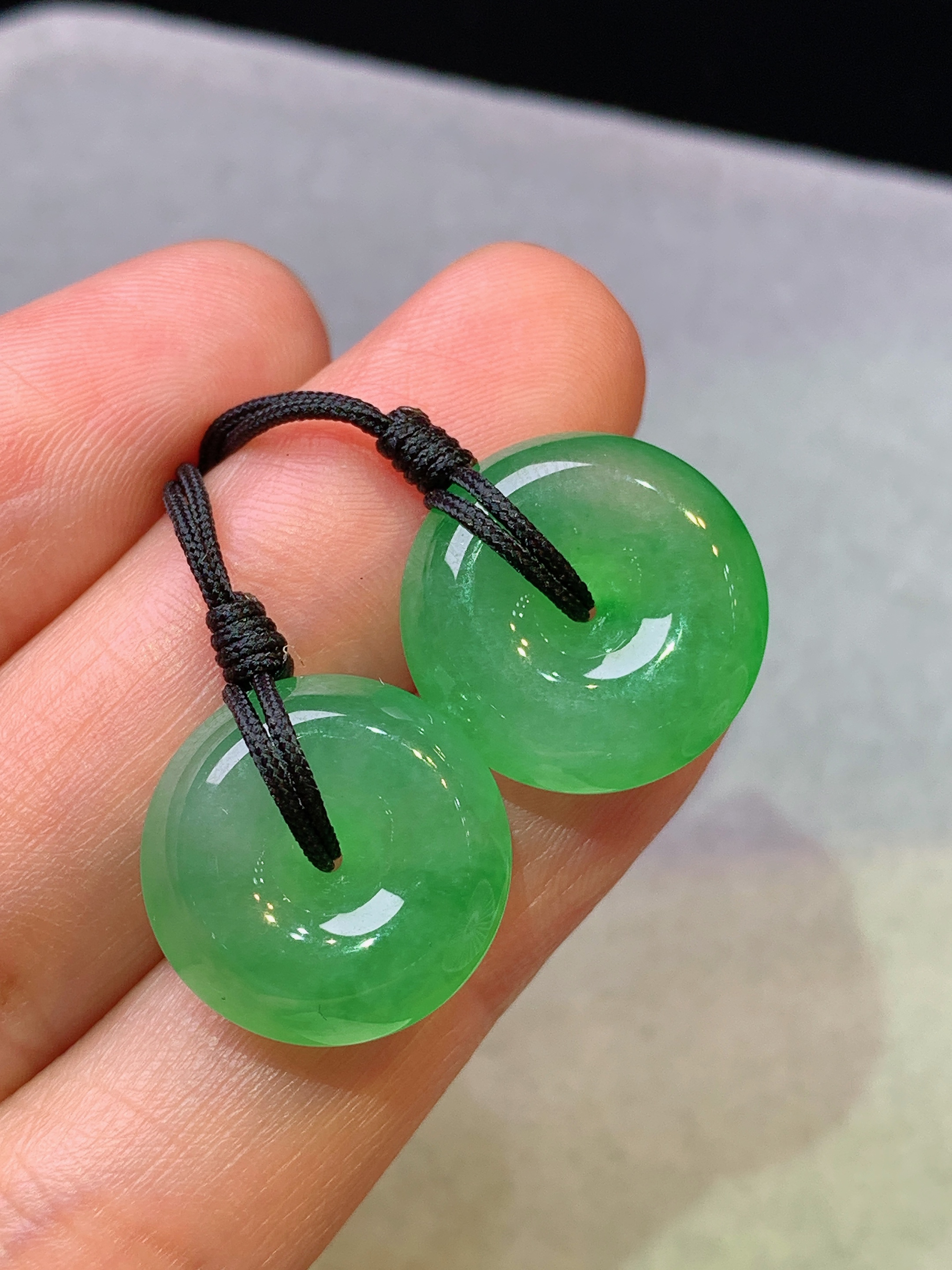 翠绿平安扣一对 玉质细腻 色泽艳丽清新 水润亮眼 整体尺寸16.5*6.5g1