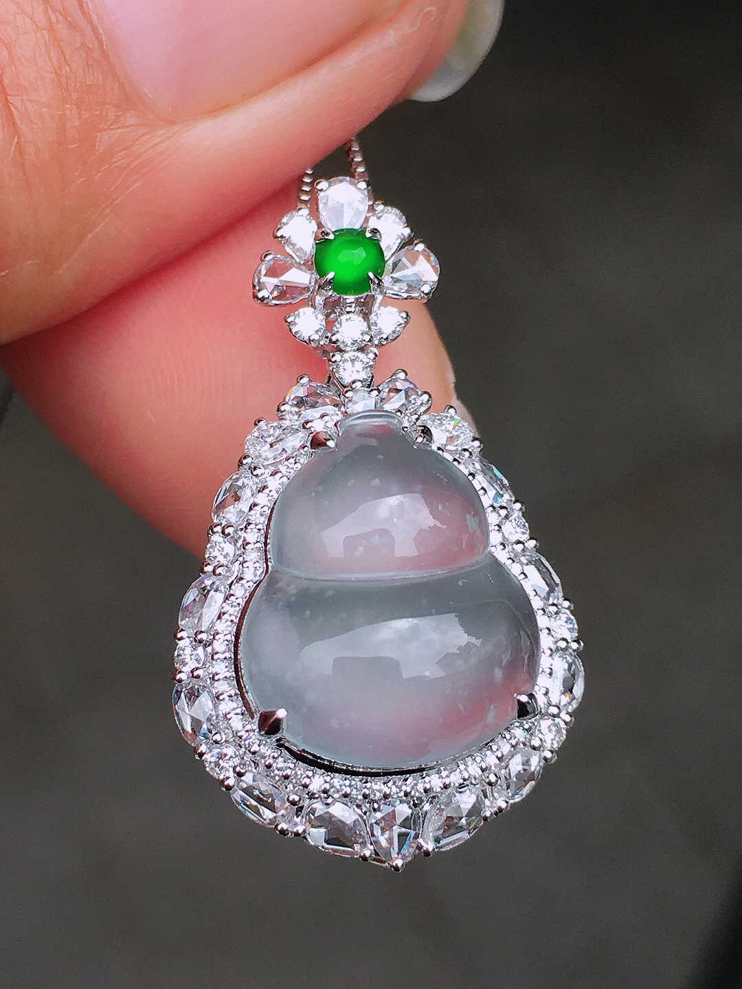 玻璃种葫芦吊坠，玉质细腻，荧光感超
强，饱满圆润，尽显优雅气质，18k
金豪华镶嵌