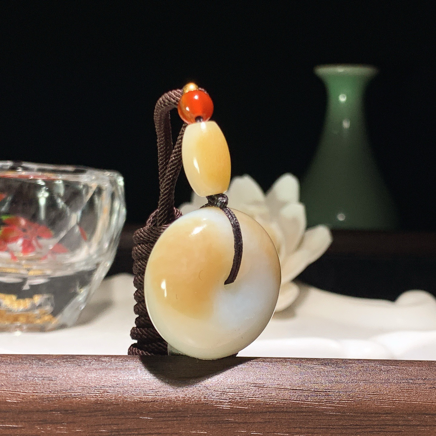 新疆和田玉白玉且末糖平安扣挂件 尺寸26/12重19克。玉质细腻油润。手推出油。佩戴高端典雅。lt260319