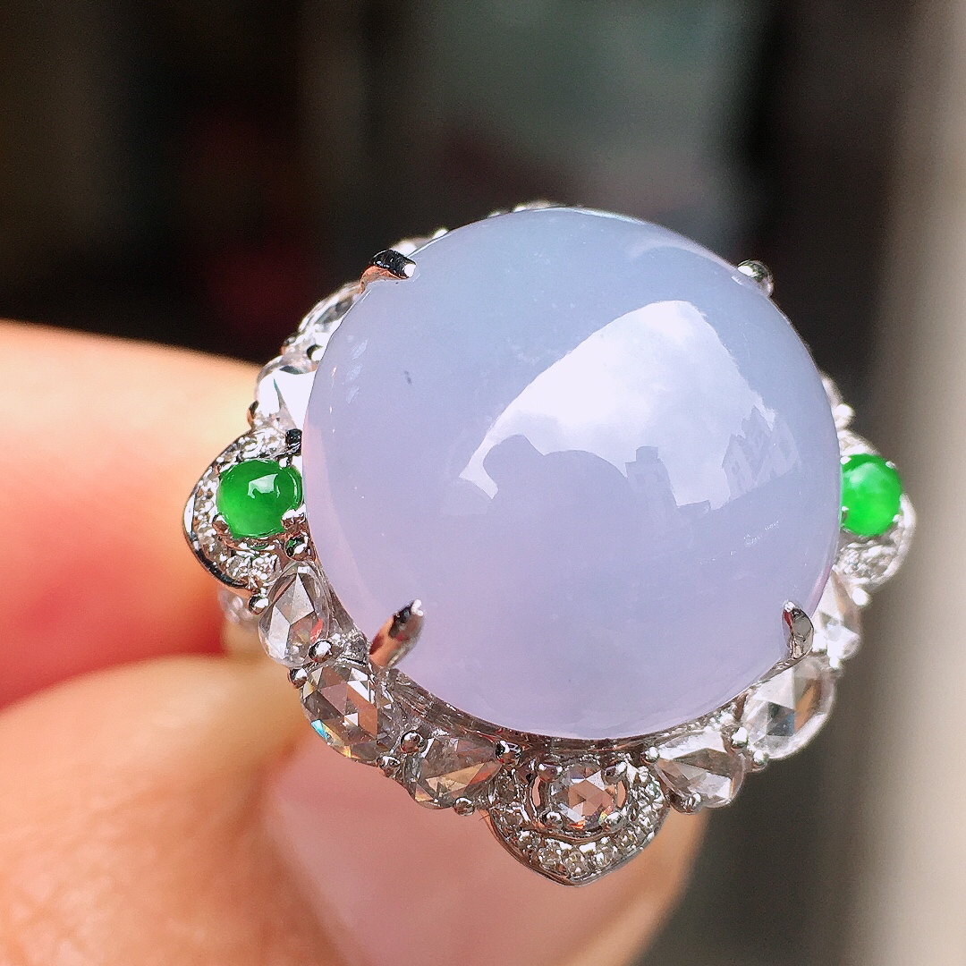 紫罗兰蛋面戒指/吊坠两用款，色泽均匀艳丽，玉质细腻，荧光感超
强，饱满圆润，尽显优雅气质，18k
金豪华镶嵌