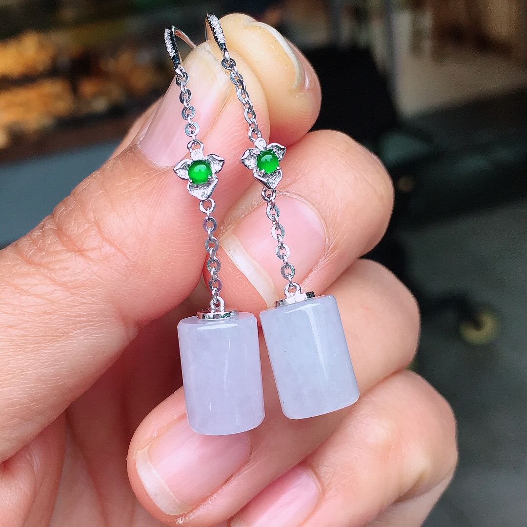 淡紫罗兰路路通耳坠，色泽均匀艳丽，玉质细腻，荧光感超
强，饱满圆润，尽显优雅气质，18k
金豪华镶嵌