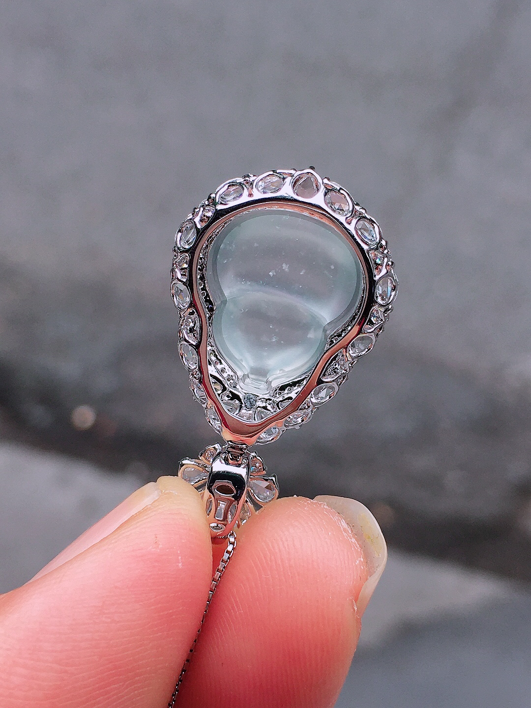 玻璃种葫芦吊坠，玉质细腻，荧光感超
强，饱满圆润，尽显优雅气质，18k
金豪华镶嵌