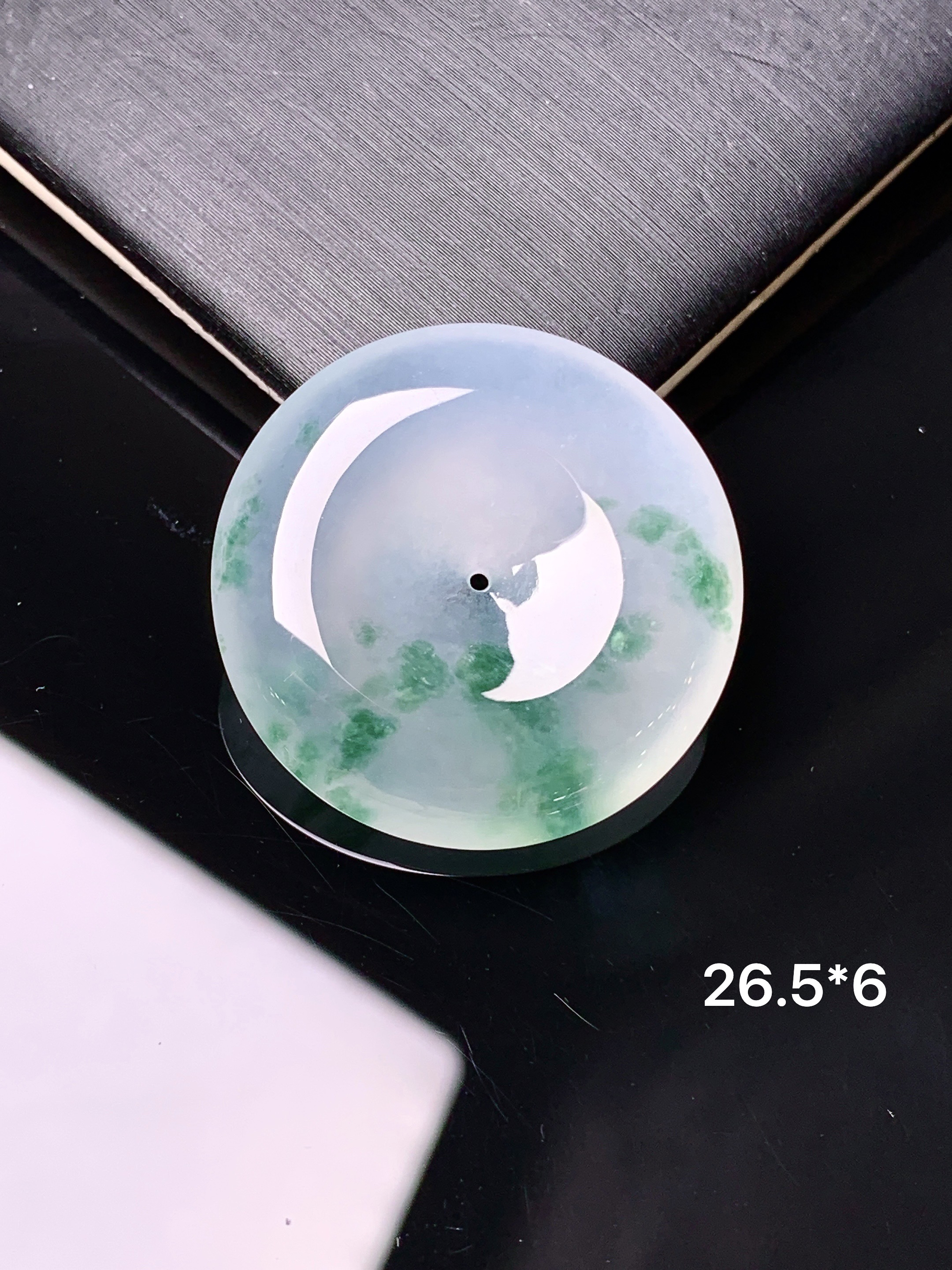 冰种飘绿平安扣吊坠 玉质细腻 色泽艳丽清新 水润亮眼 整体尺寸26.5*6x1