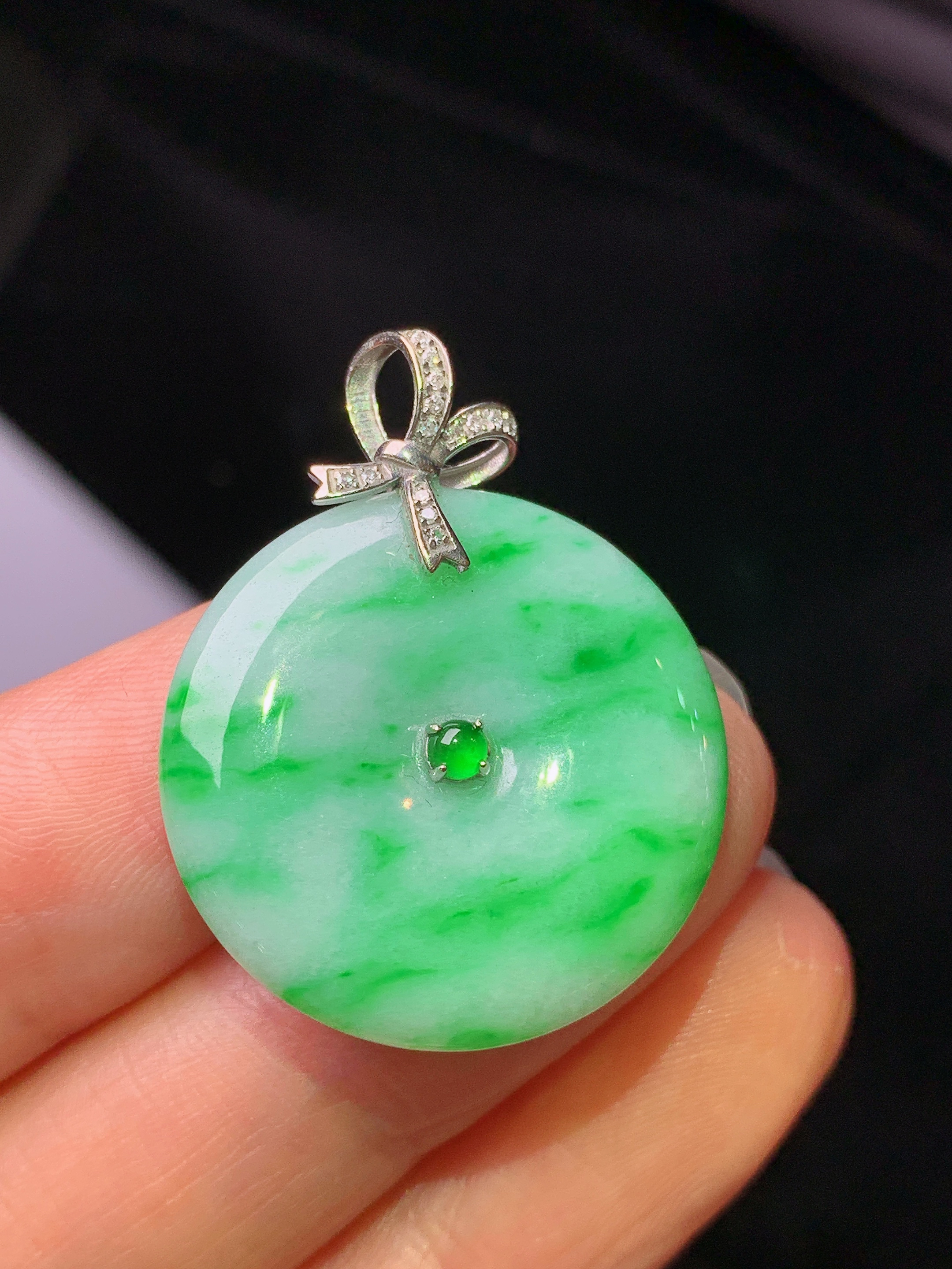 18k金钻镶嵌翠绿平安扣吊坠 玉质细腻 色泽艳丽清新 水润亮眼 整体尺寸30.8*23.8*4.3a