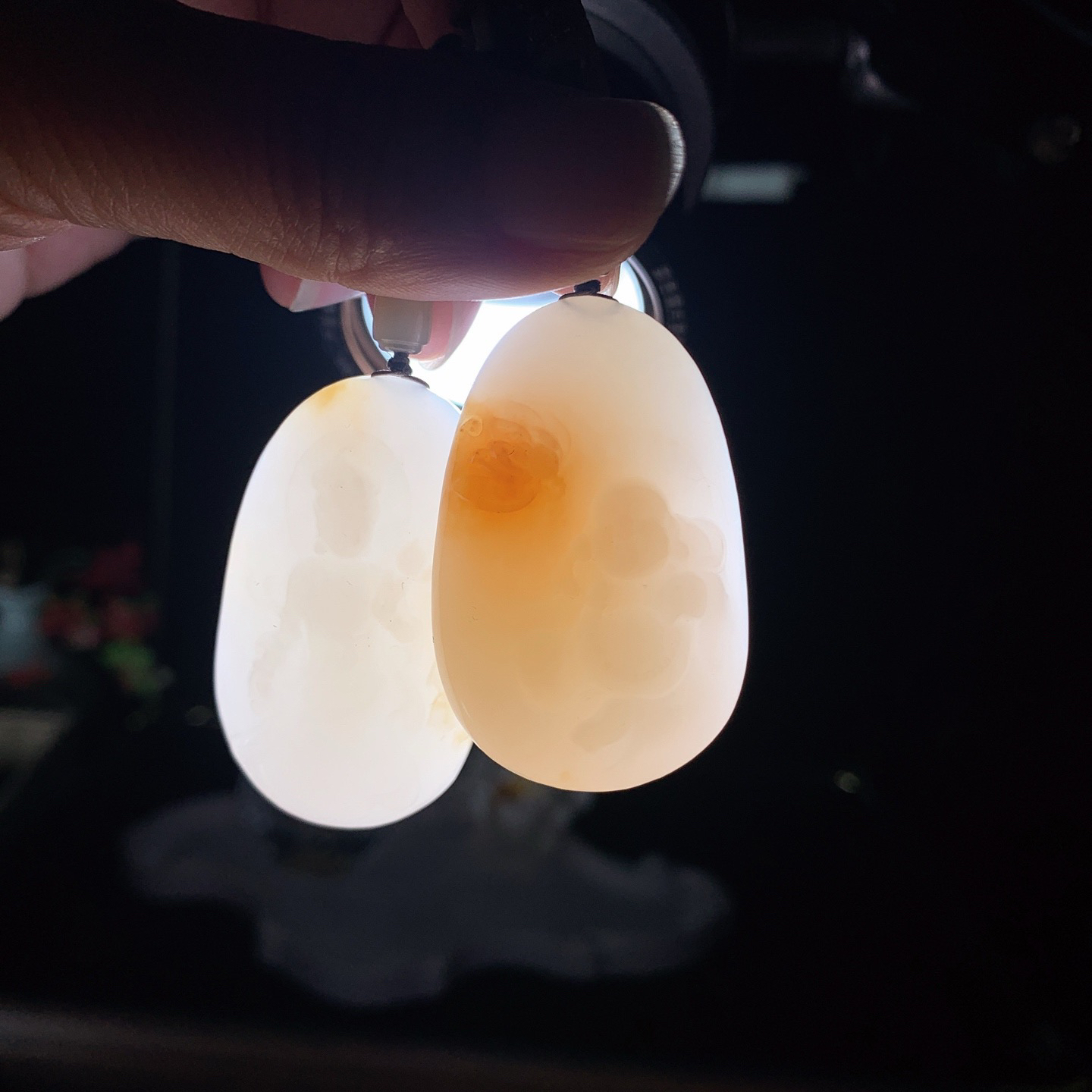 新疆和田玉白玉且末糖观音佛挂件 尺寸46/26/15重68.5克。玉质细腻油润。手推出油。佩戴高端典雅。lt260319