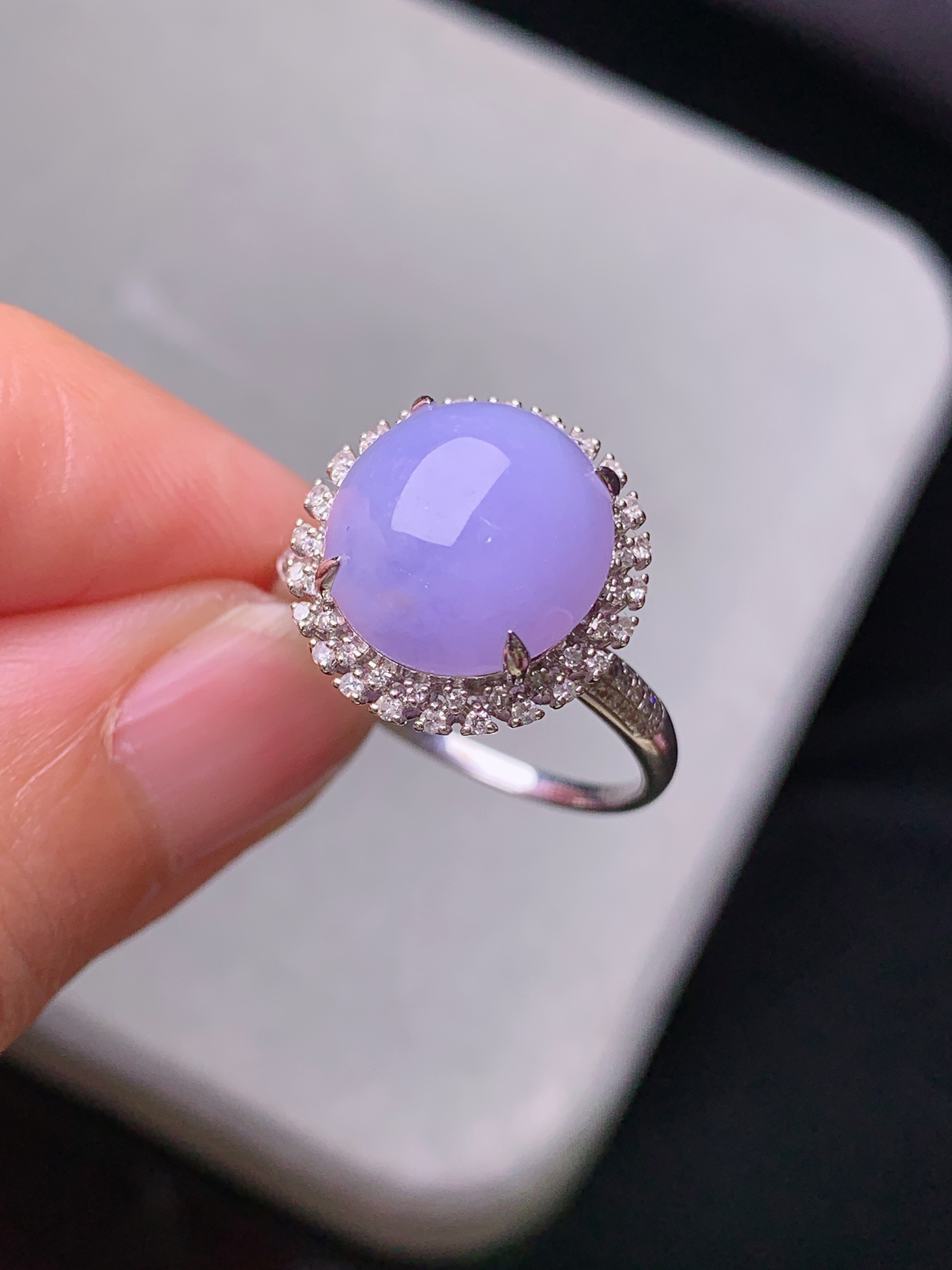 18k金钻镶嵌紫罗兰蛋面戒指 玉质细腻 色泽艳丽清新 水润亮眼 圈口13 整体尺寸14.6*14*11.6c2